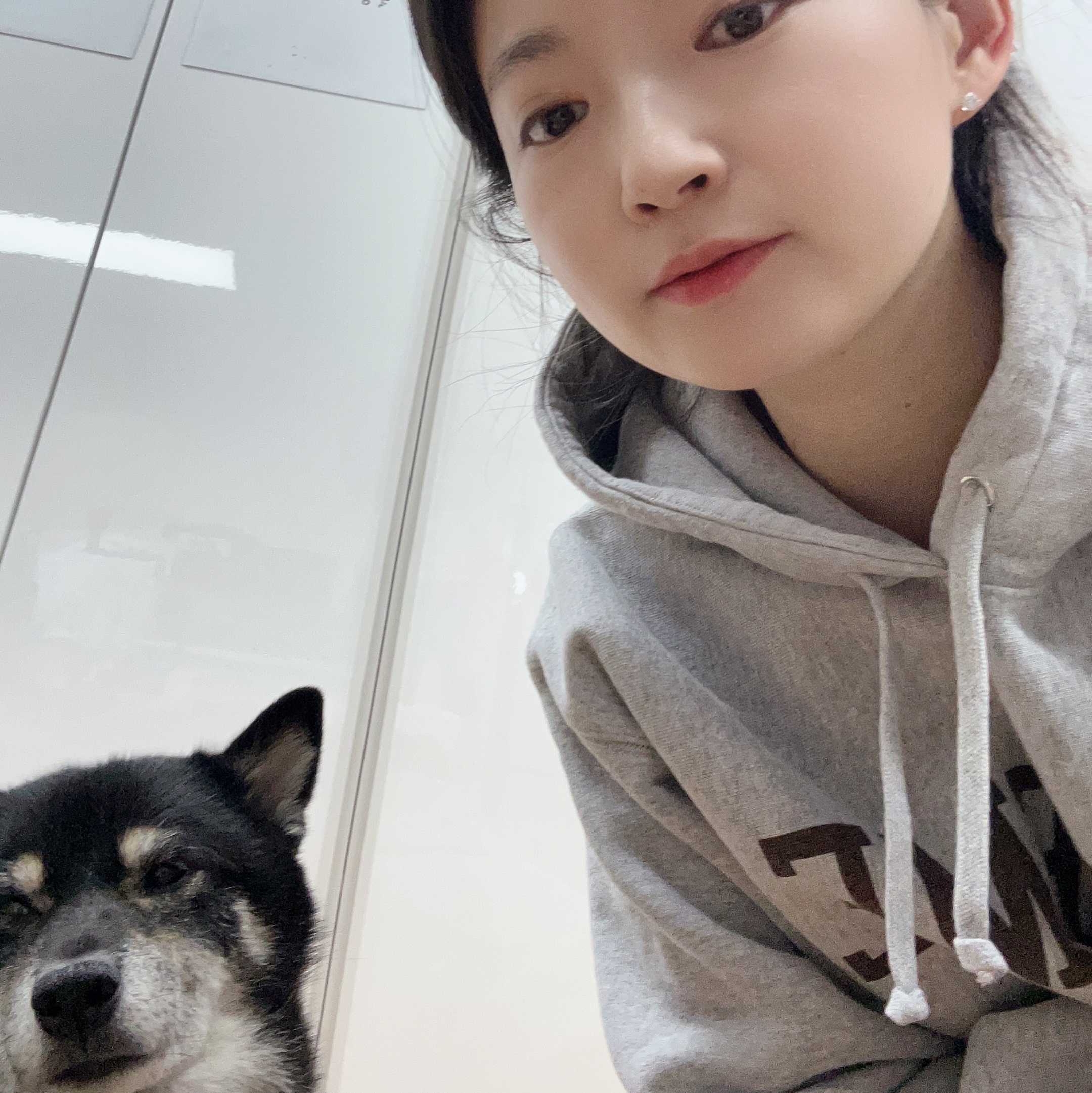 Supreme Varsity Hooded Sweatshirt Heather Grey - 23FW 착용 스타일 - 2