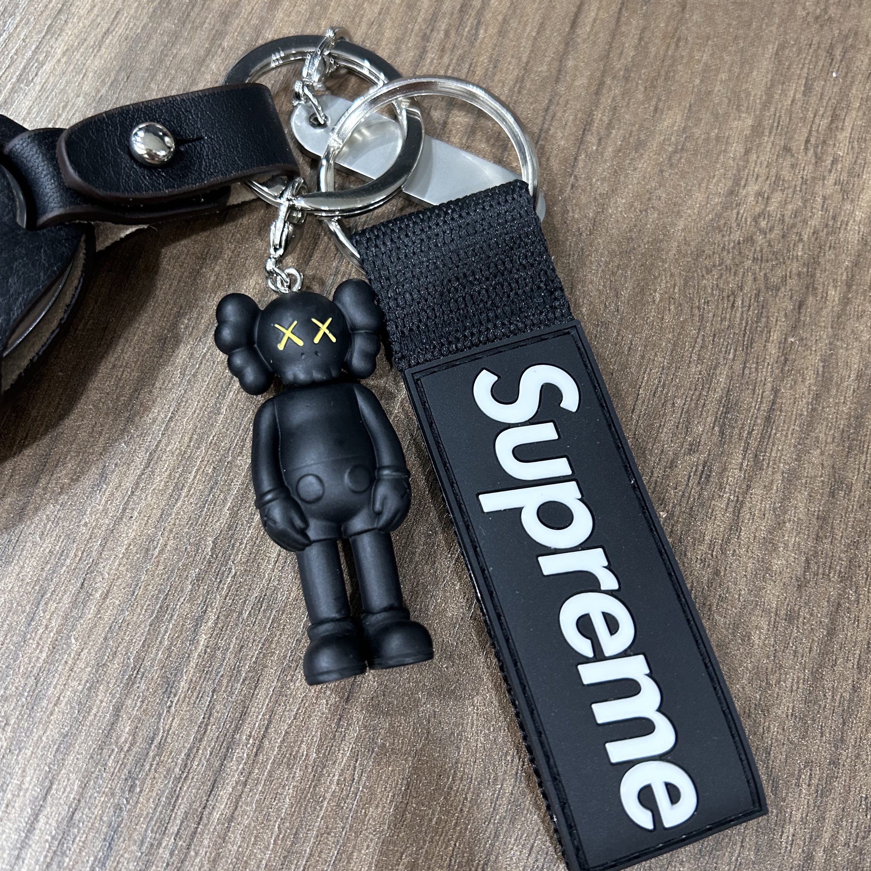 Kaws Tokyo First Companion Keychain Black, Supreme Webbing Keychain Black - 23SS 착용 스타일
