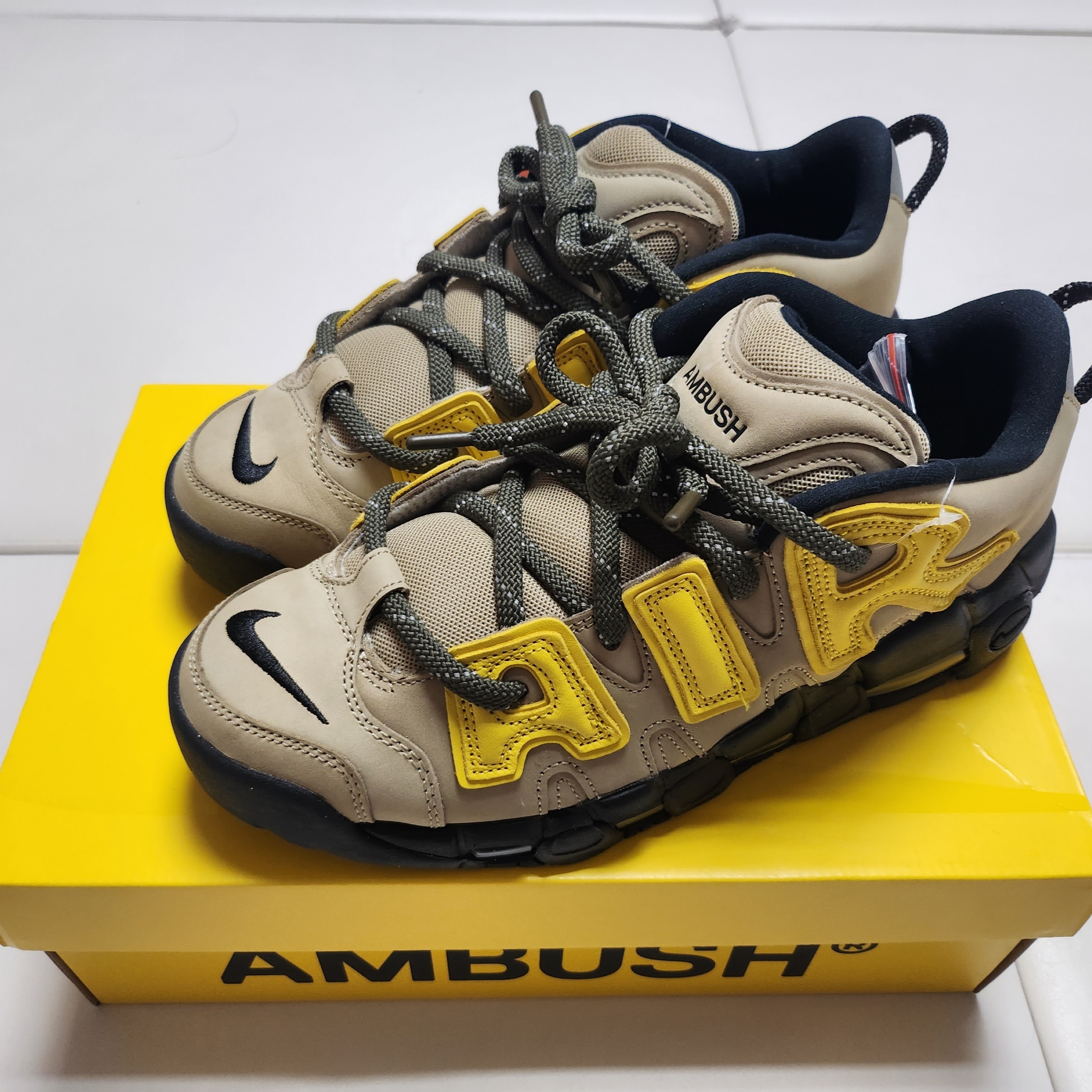 Nike x Ambush Air More Uptempo Low Vivid Sulfur and Limestone 착용 스타일 - 1