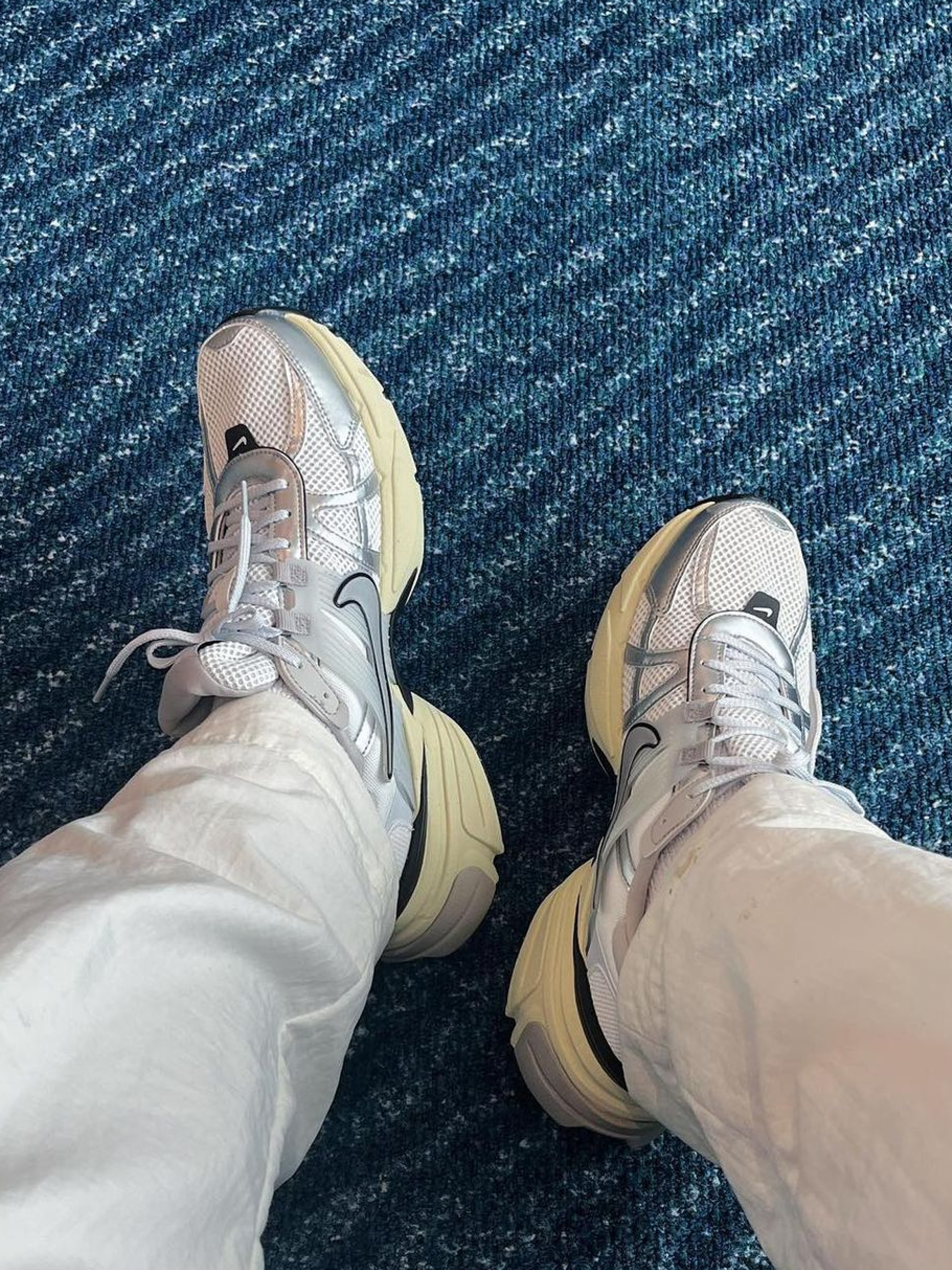Nike V2K Run Summit White Metallic Silver 착용 스타일 - 3