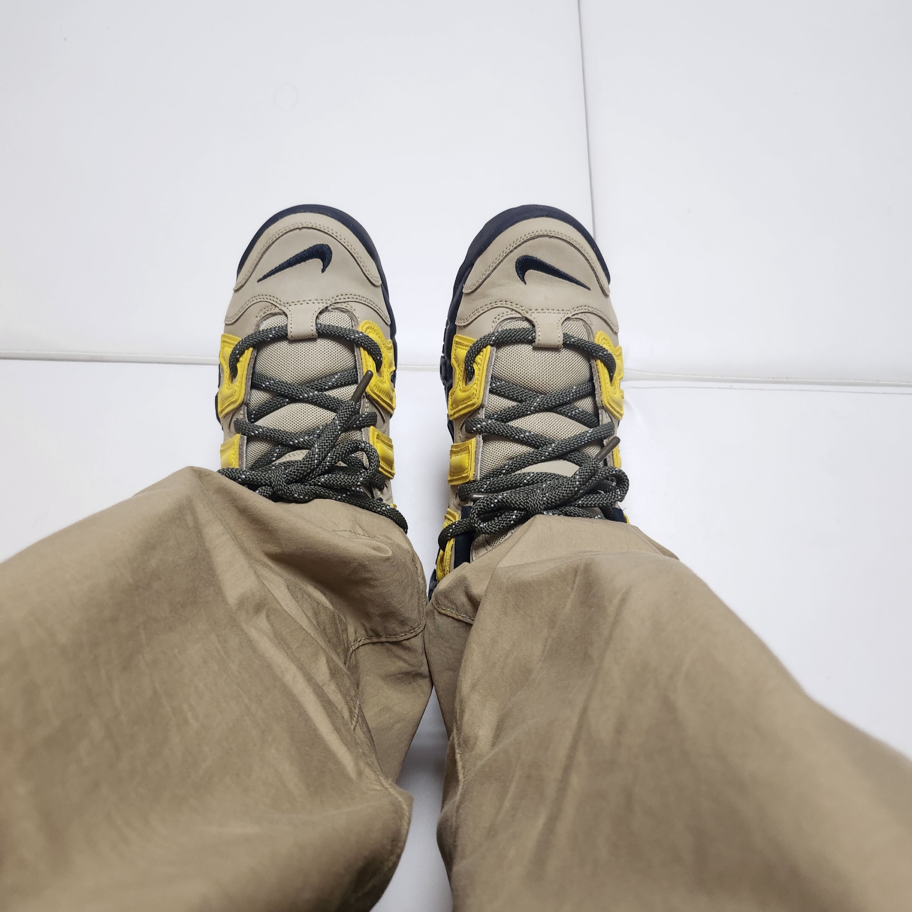 Nike x Ambush Air More Uptempo Low Vivid Sulfur and Limestone 착용 스타일 - 5