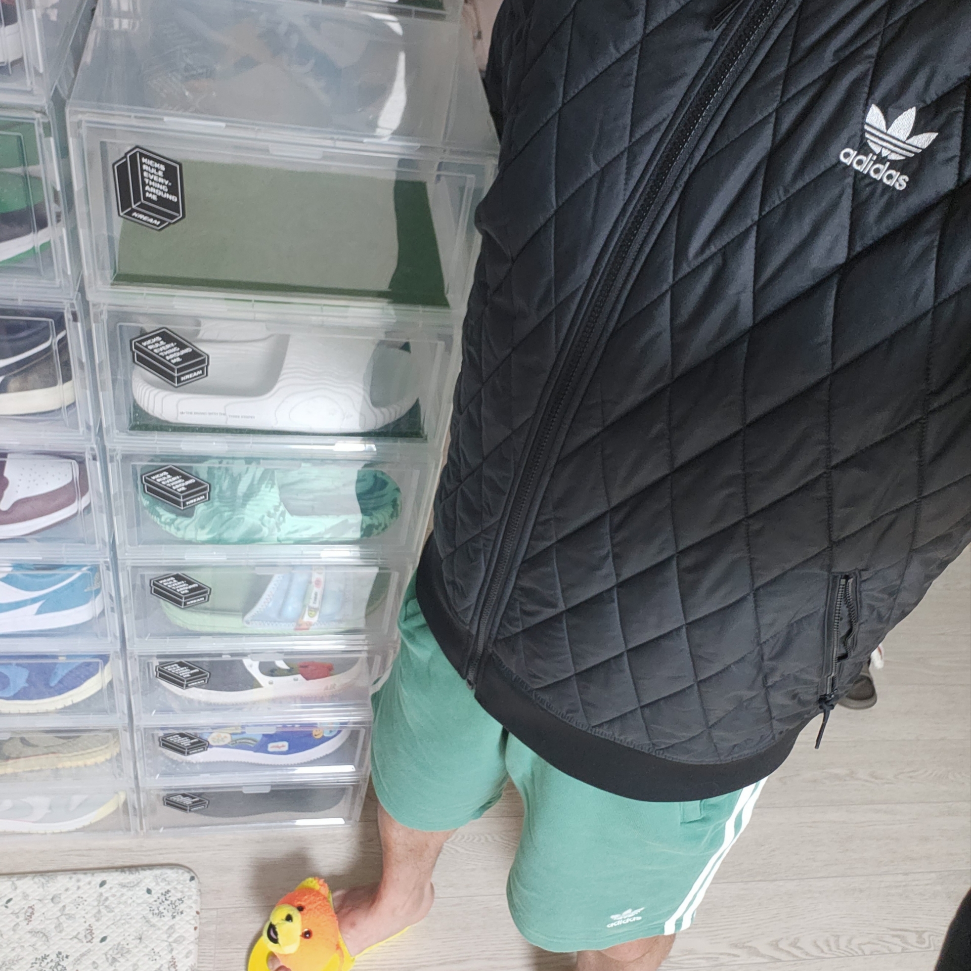 Adidas x Jeremy Scott Adilette Teddy Slide Solar Orange 착용 스타일