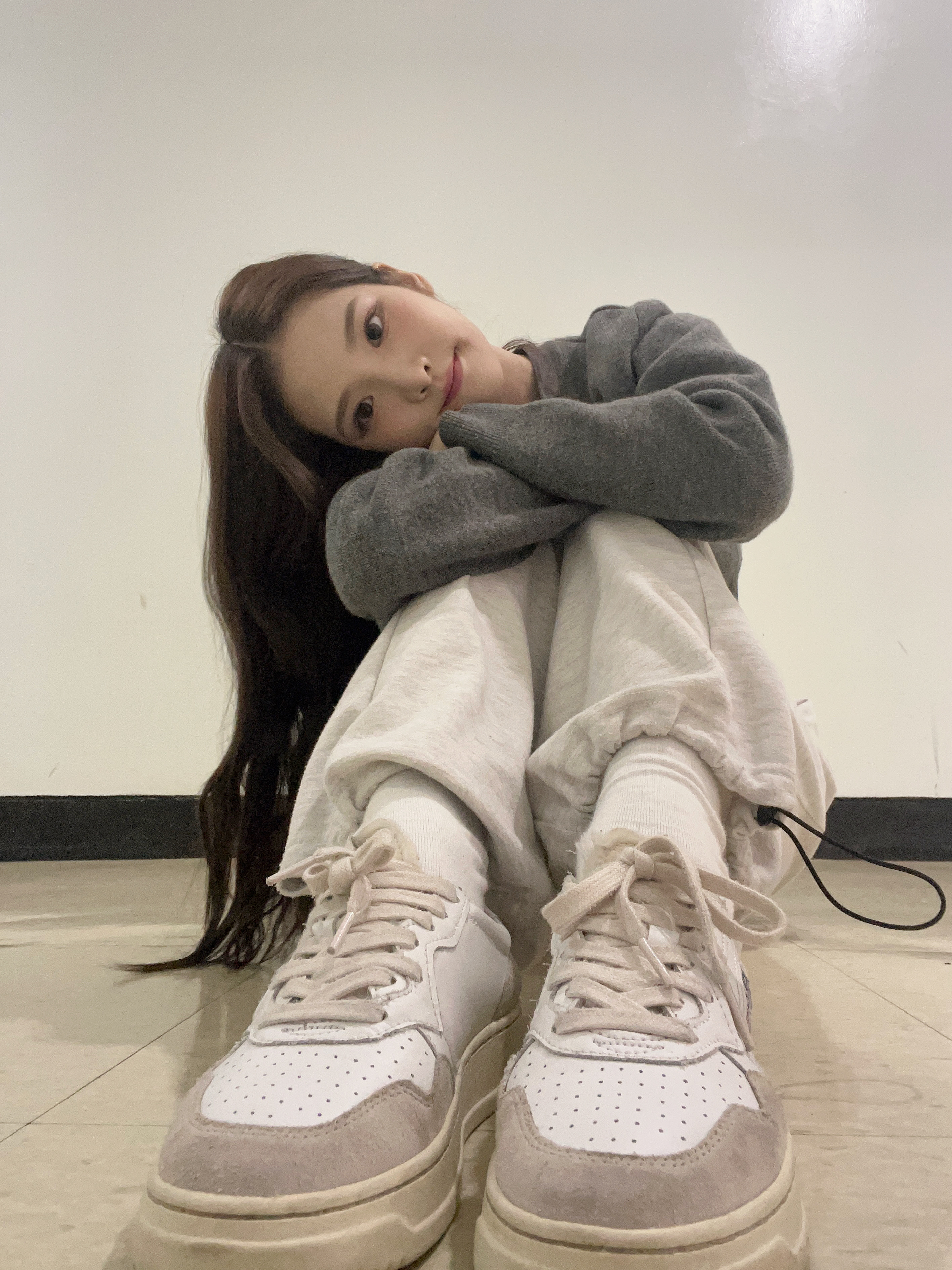 Autry Medalist Low Leather Sneakers White 착용 스타일 - 1