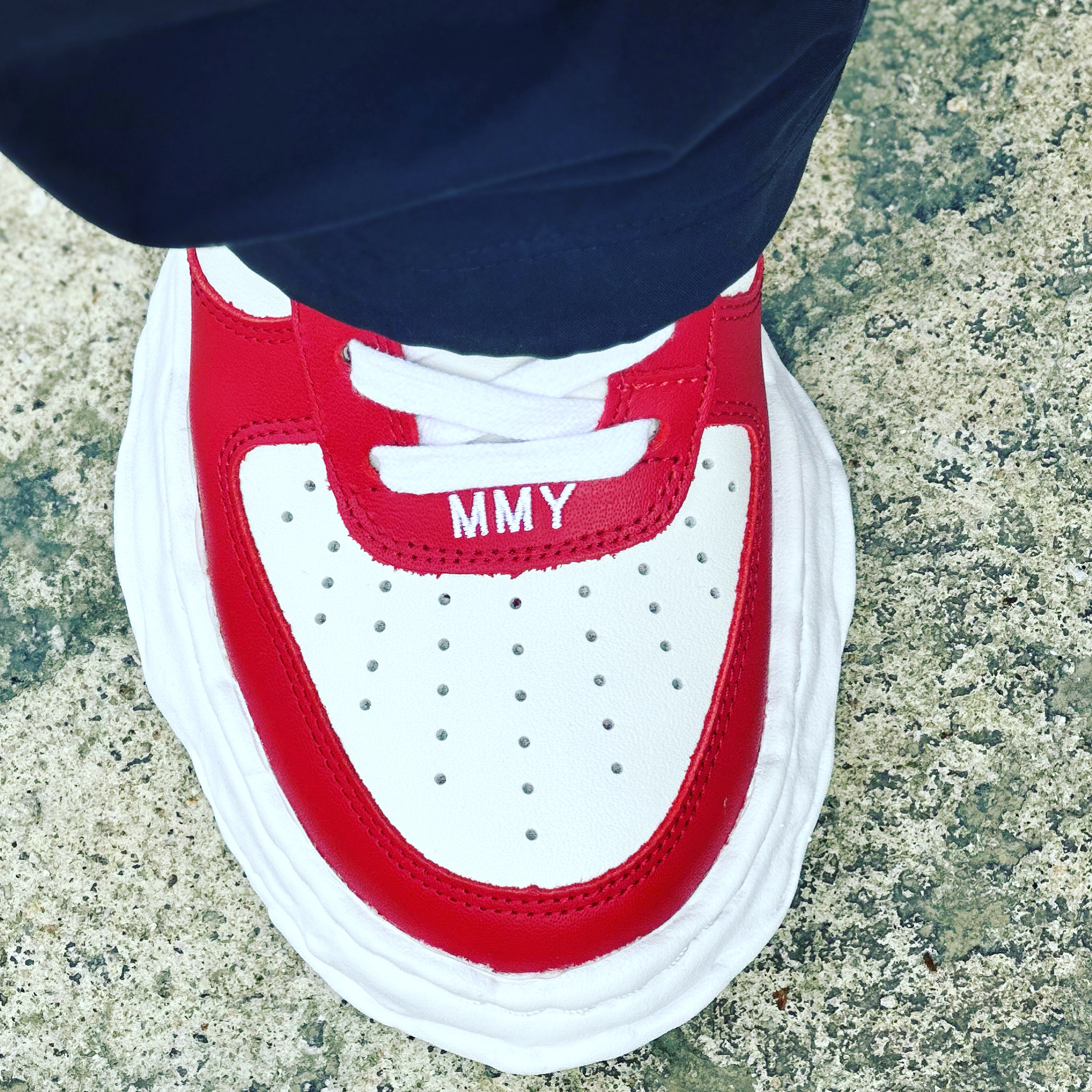 Maison Mihara Yasuhiro Wayne OG Sole Leather Low-top Sneakers Red, Essentials The Black Collection Relaxed Trousers Black - 23SS 착용 스타일 - 1