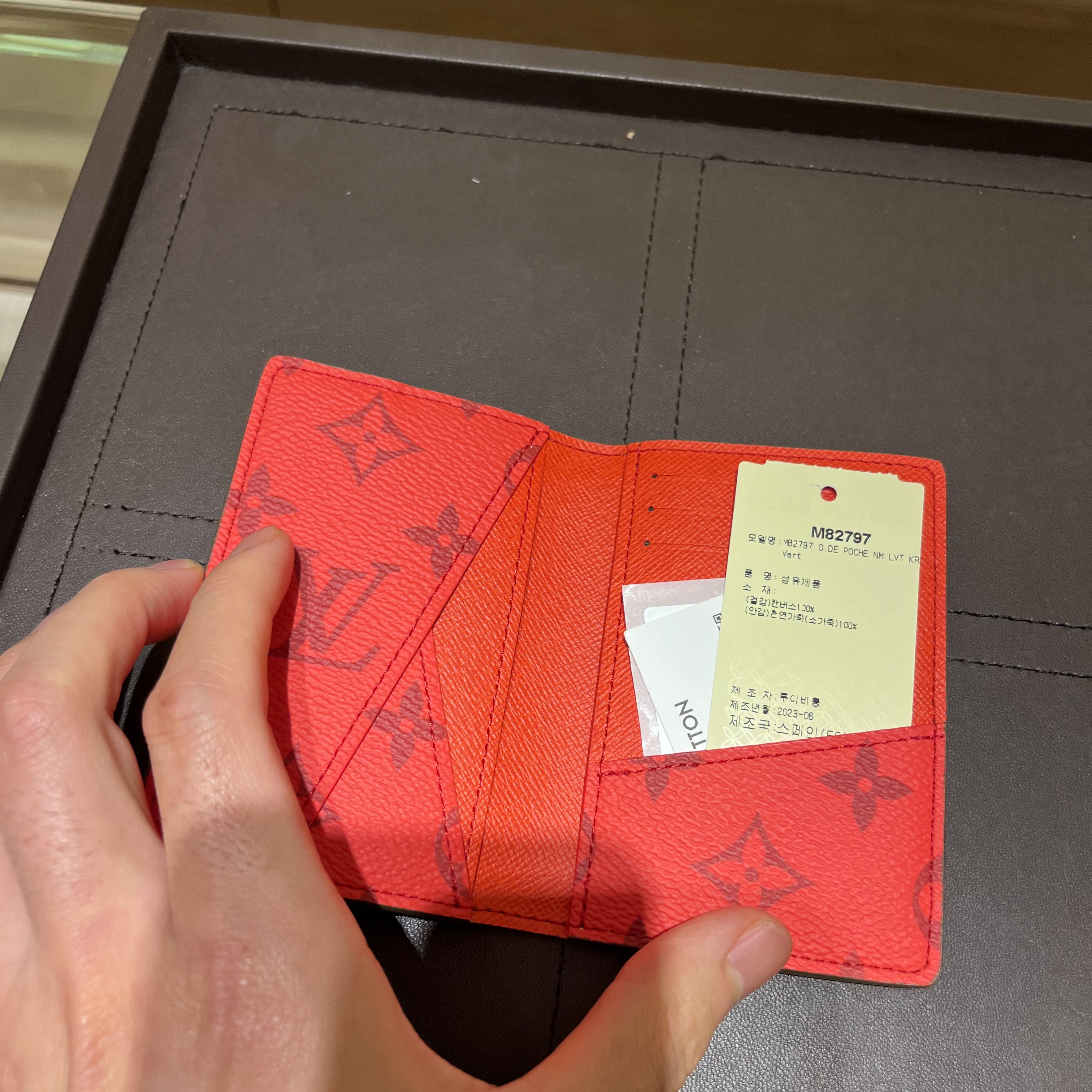 Louis Vuitton Pocket Organizer Khaki Green Vermillion Red 착용 스타일