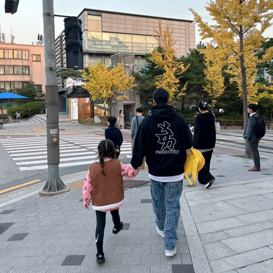 Supreme x New York Yankees Kanji Hooded Sweatshirt Black - 22FW, Supreme Needle Punch Regular Jean Washed Blue - 23FW 착용 스타일 - 2