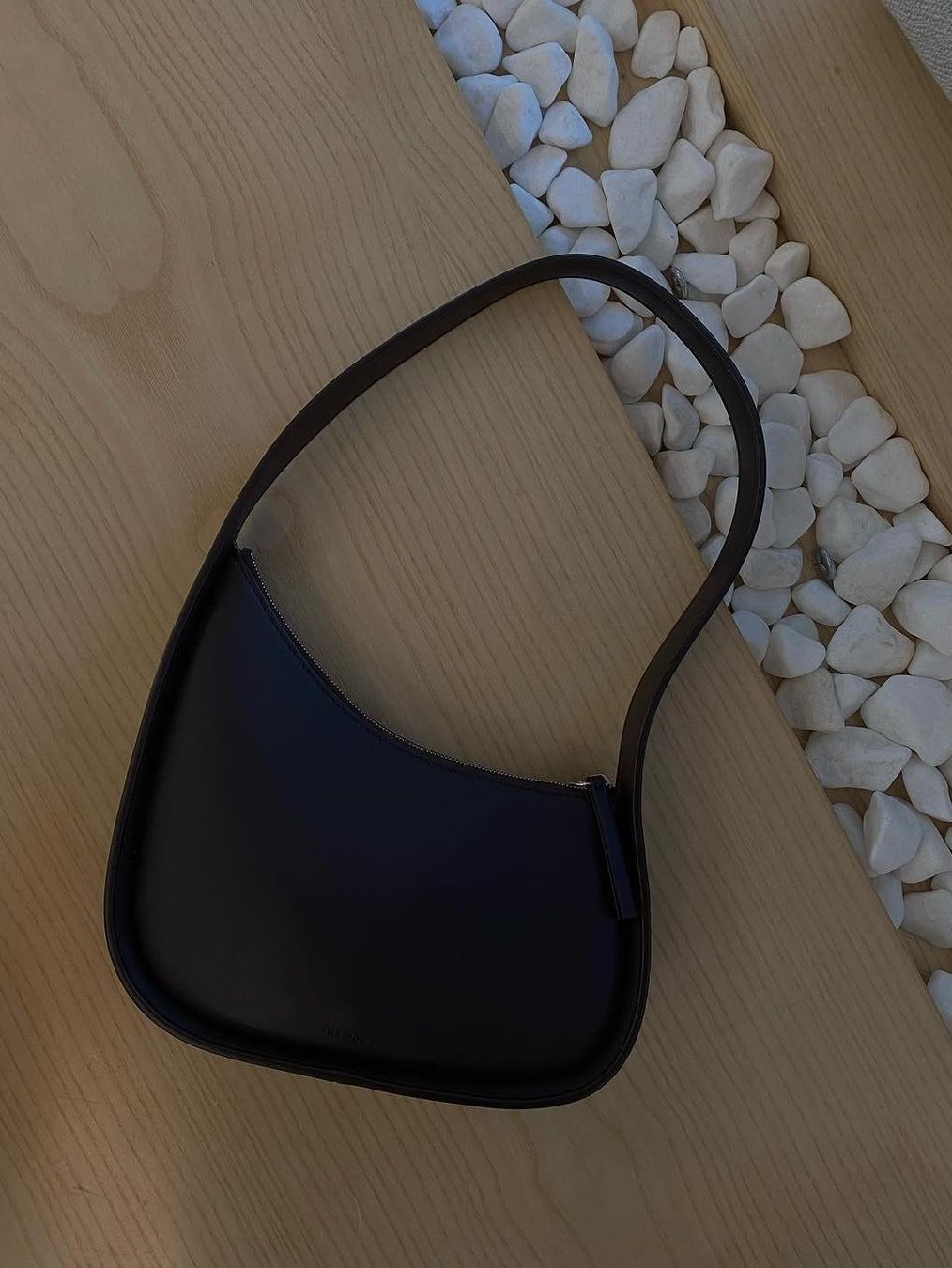 The Row Half Moon Bag in Smooth Calfskin Leather Black, The Row Half Moon Bag in Smooth Calfskin Leather Ivory 착용 스타일 - 6