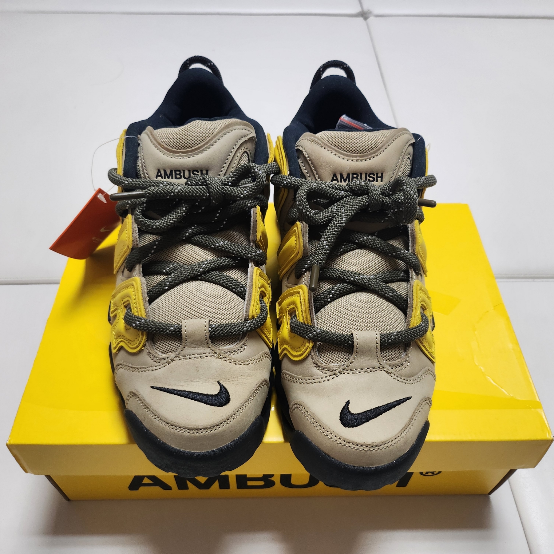 Nike x Ambush Air More Uptempo Low Vivid Sulfur and Limestone 착용 스타일 - 2