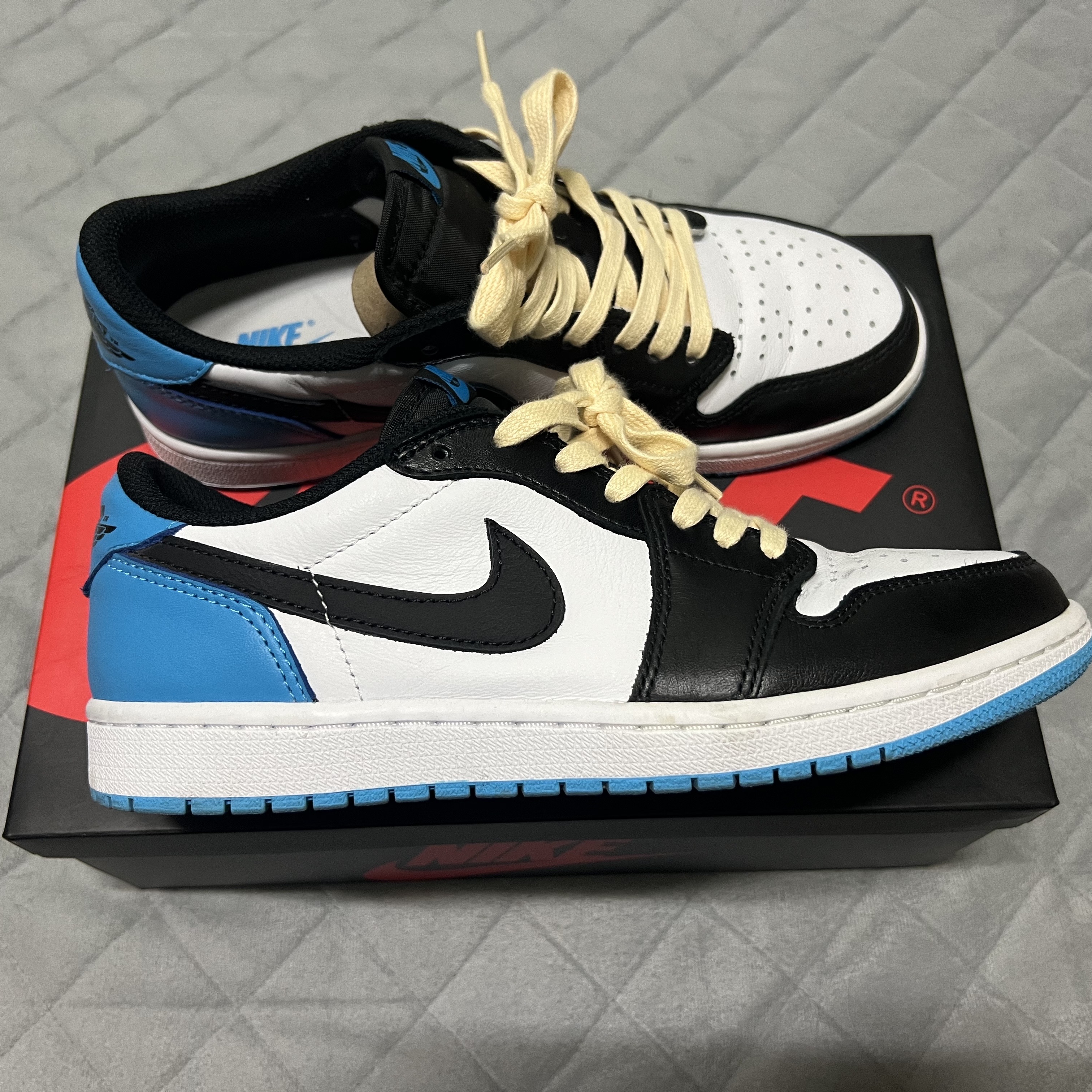 Jordan 1 Retro Low OG Black and Dark Powder Blue 착용 스타일 - 2