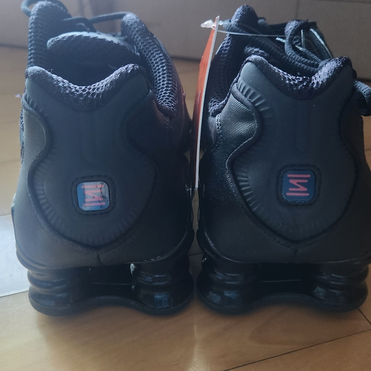 (W) Nike Shox TL Black and Max Orange 착용 스타일 - 4