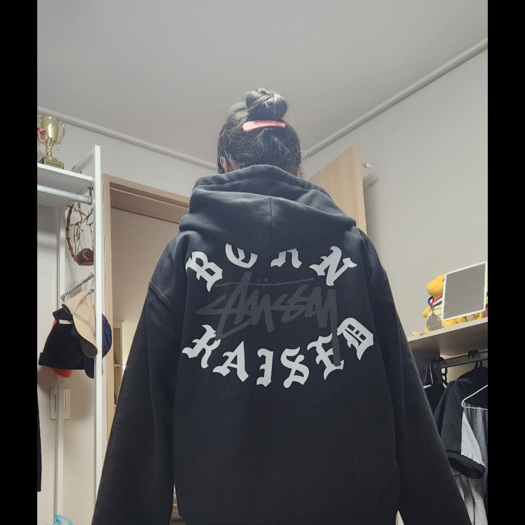 Stussy x Born X Raised Logo Zip Hoodie Black 착용 스타일 - 2