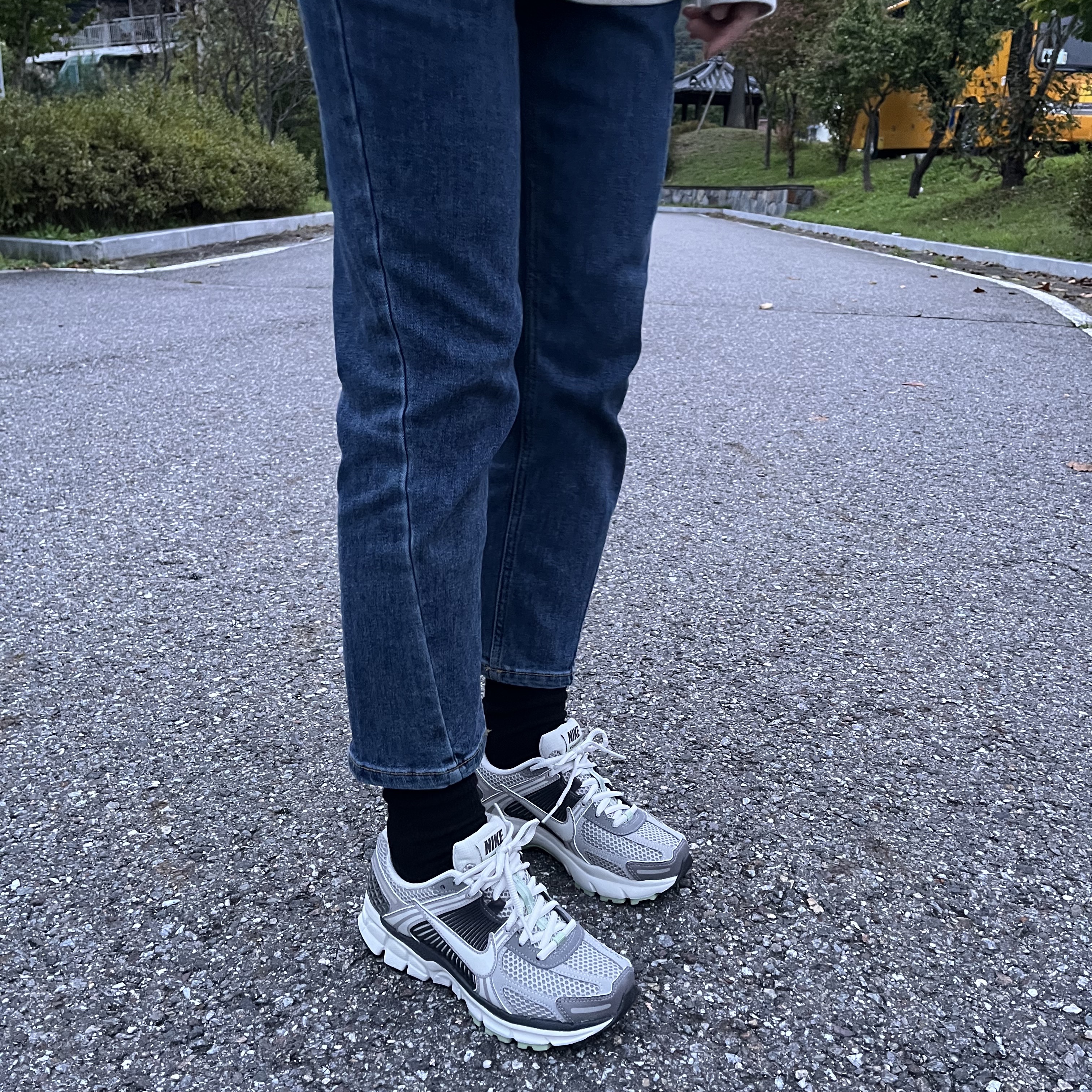 (W) Nike Zoom Vomero 5 Cobblestone and Flat Pewter 착용 스타일