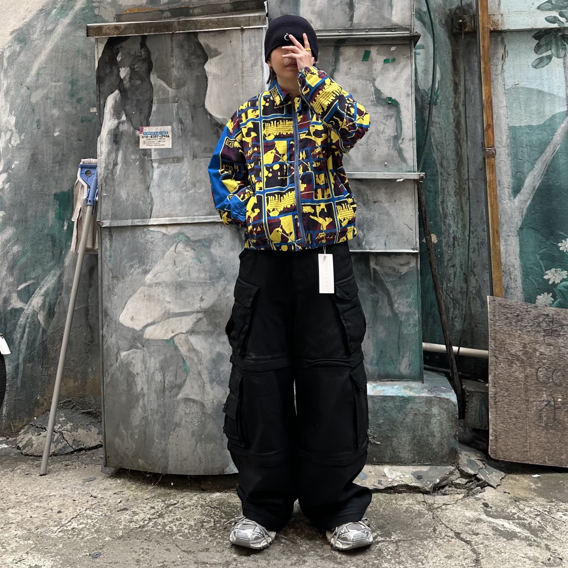 Project G/R Oversized Convertible Cargo Pants Coated Black, Balenciaga 3XL Sneakers Light Beige 착용 스타일 - 2
