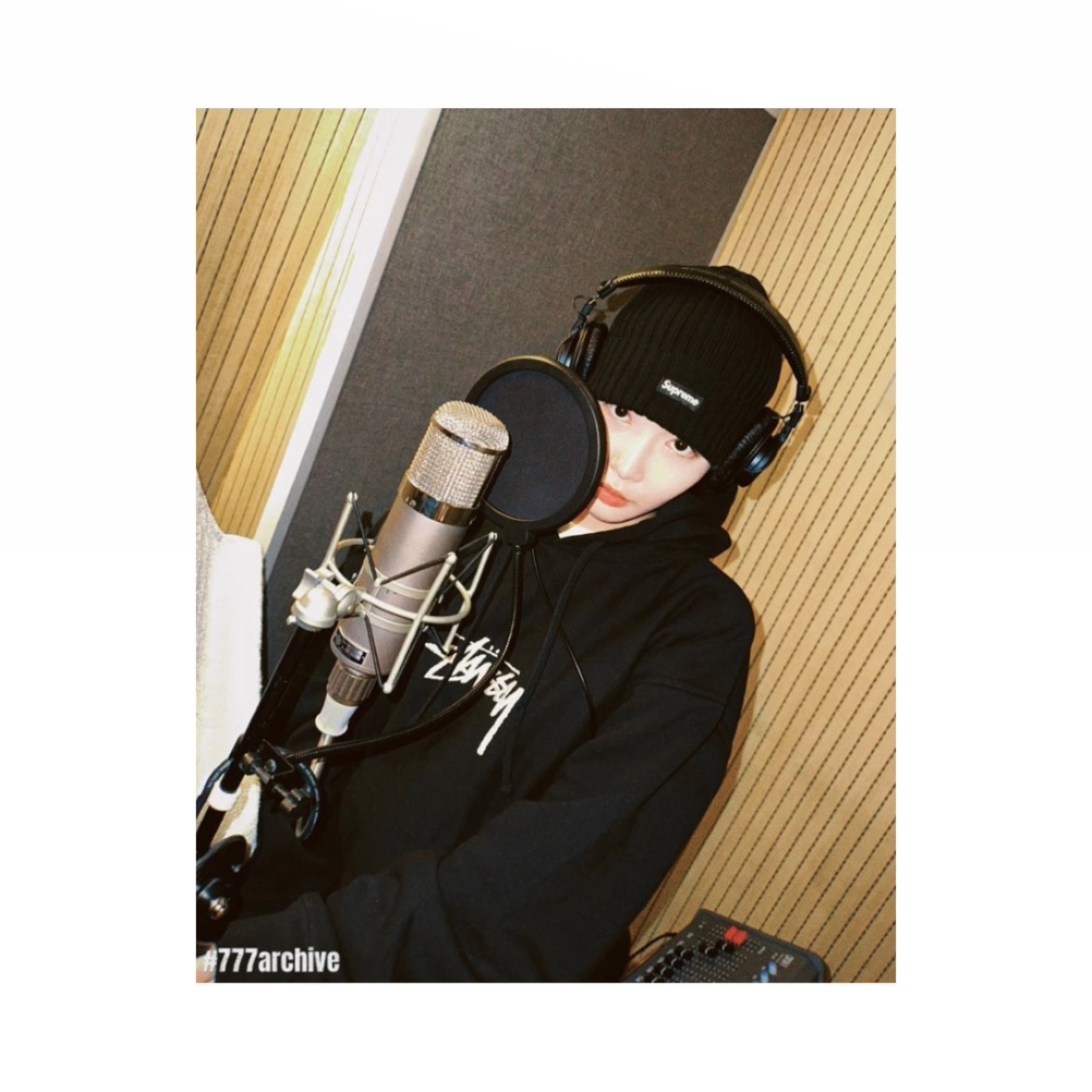 Supreme Overdyed Beanie Black 착용 스타일 - 1