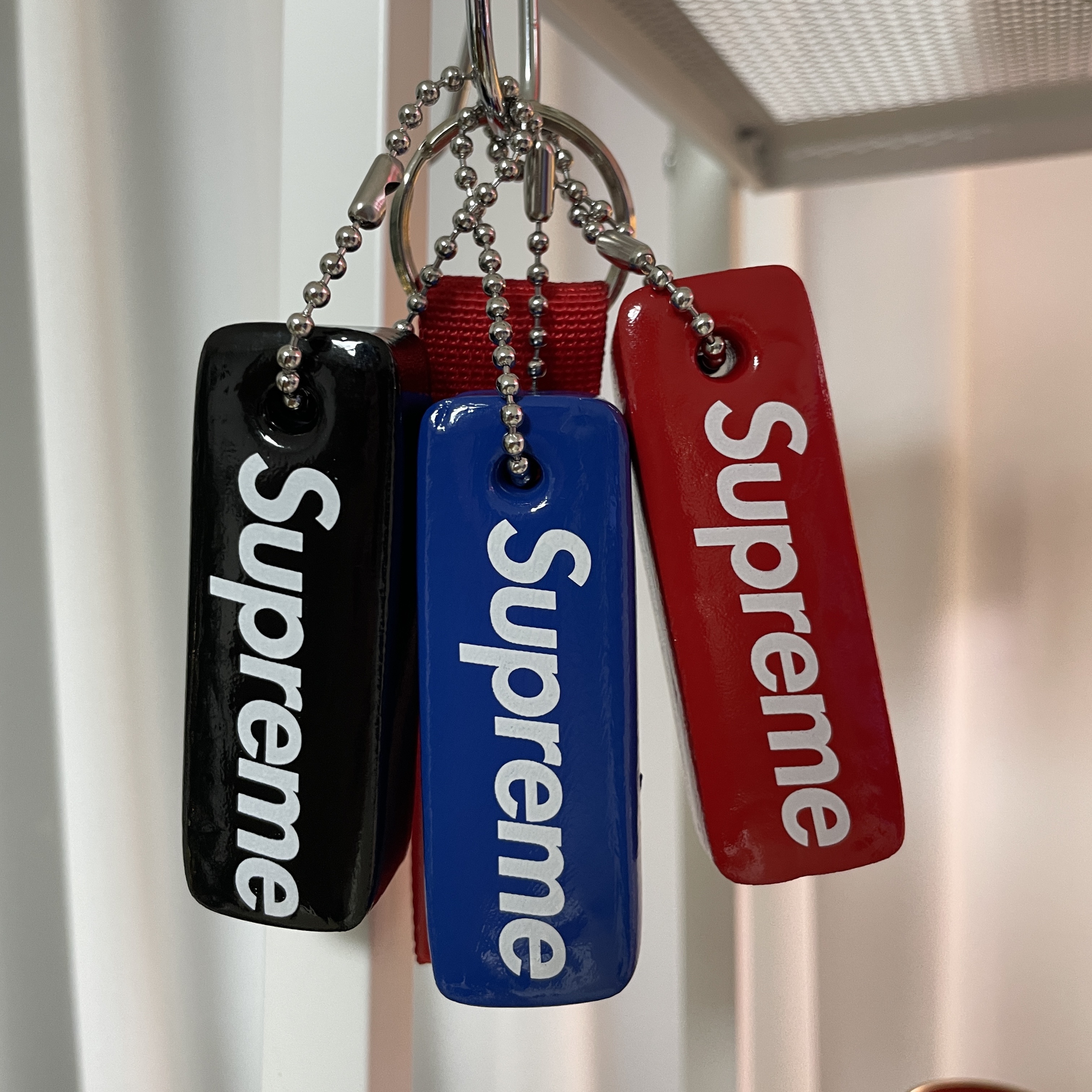 Supreme Floating Keychain Red - 23FW, Supreme Floating Keychain Black - 23FW 착용 스타일