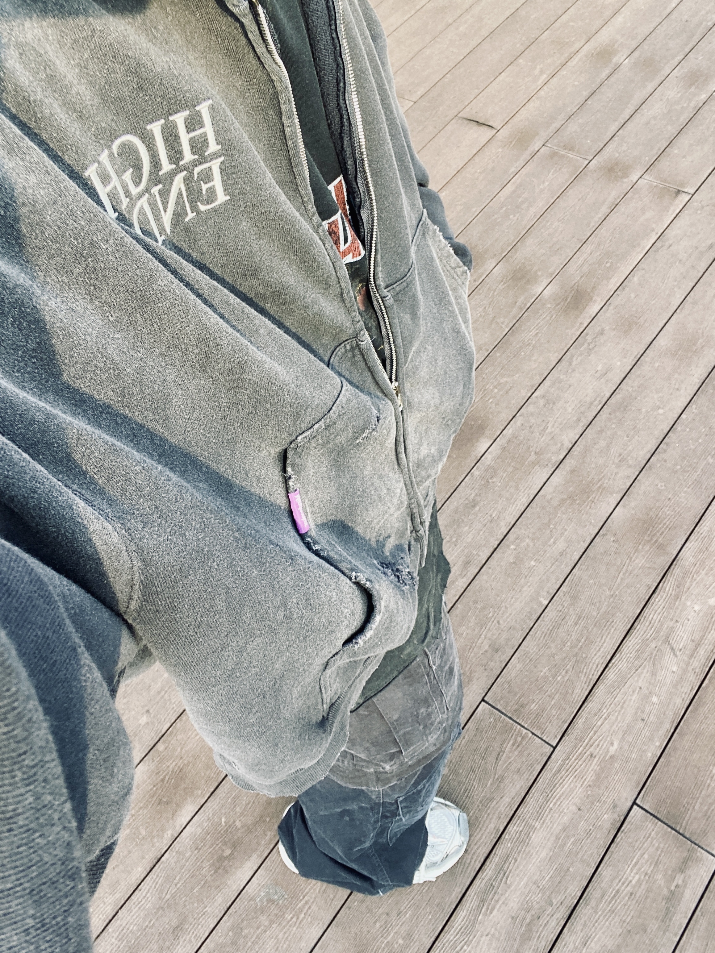 Balenciaga Paris Moon Upside Down Oversized T-Shirt Faded Black, Balenciaga Cotton Ripstop Large Fit Cargo Pants Black 착용 스타일 - 1