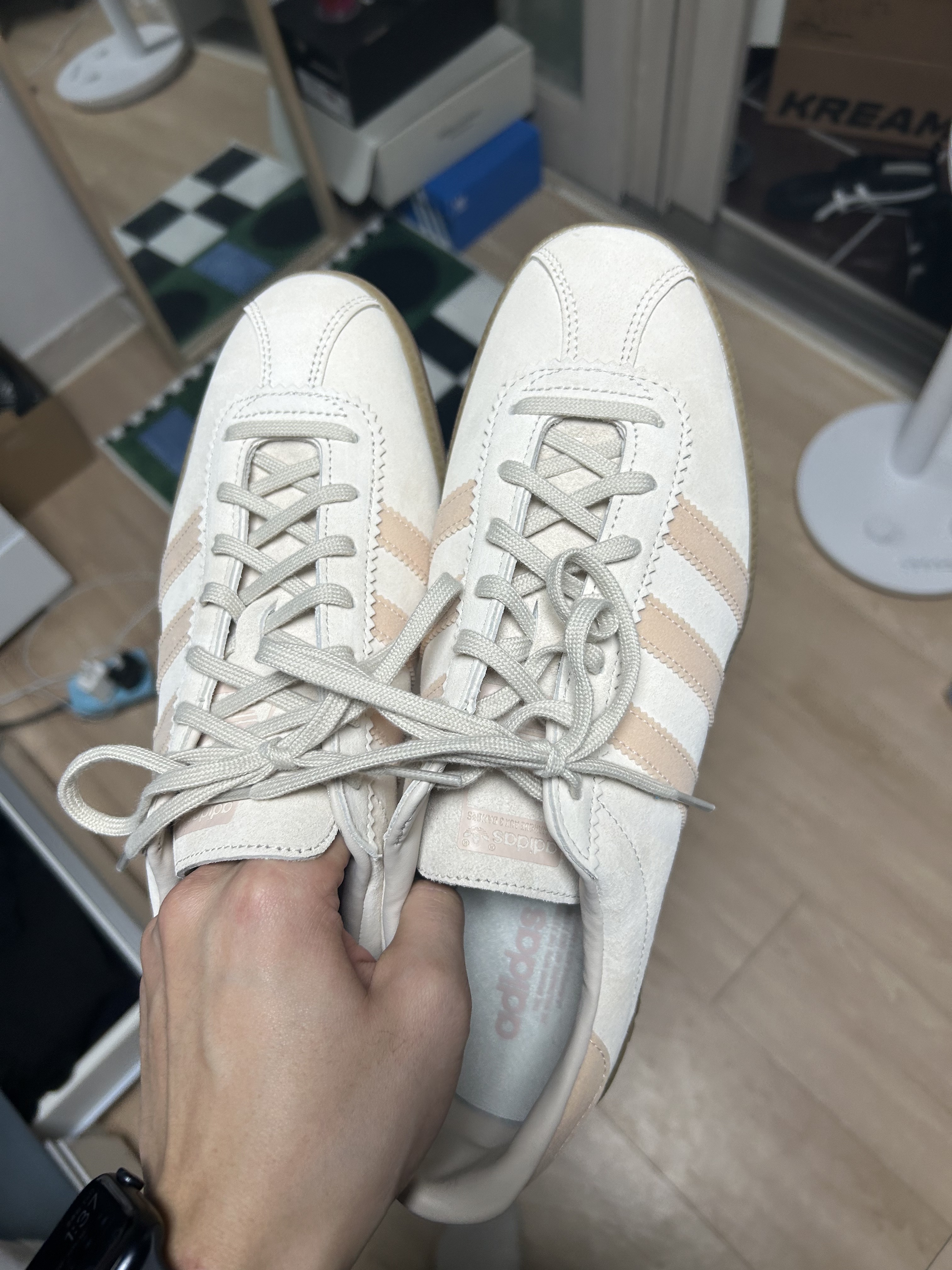 Adidas Bermuda Wonder White 착용 스타일 - 3