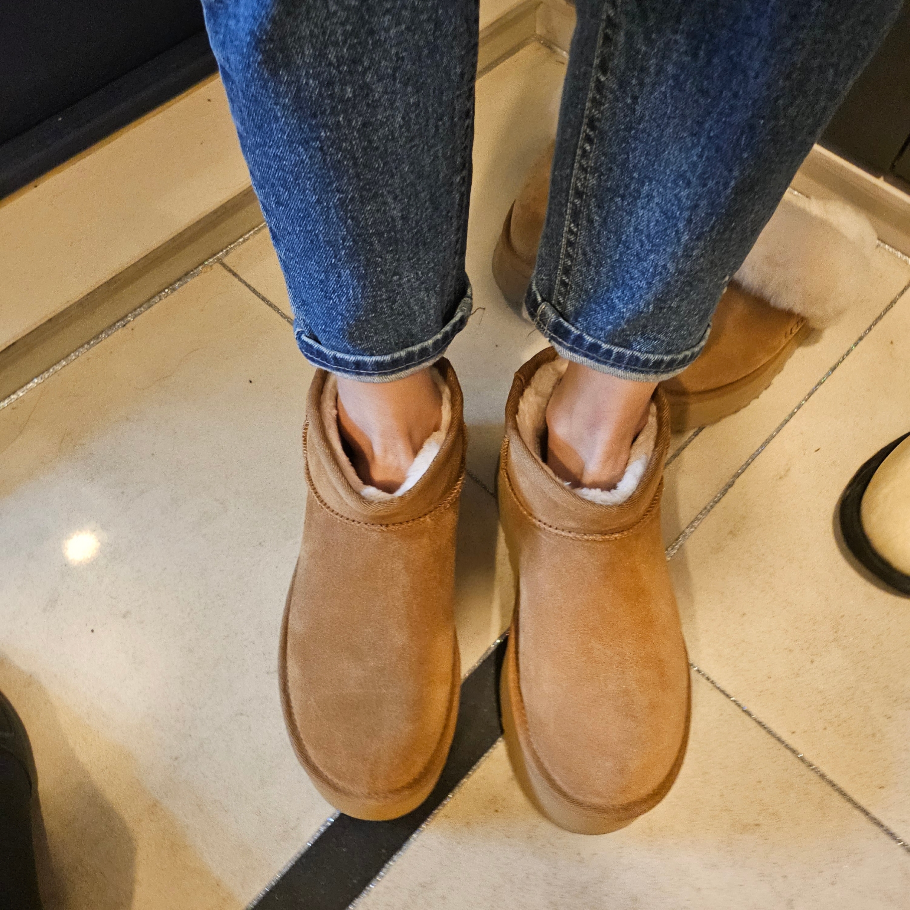 (W) UGG Classic Ultra Mini Platform Boots Chestnut 착용 스타일 - 3