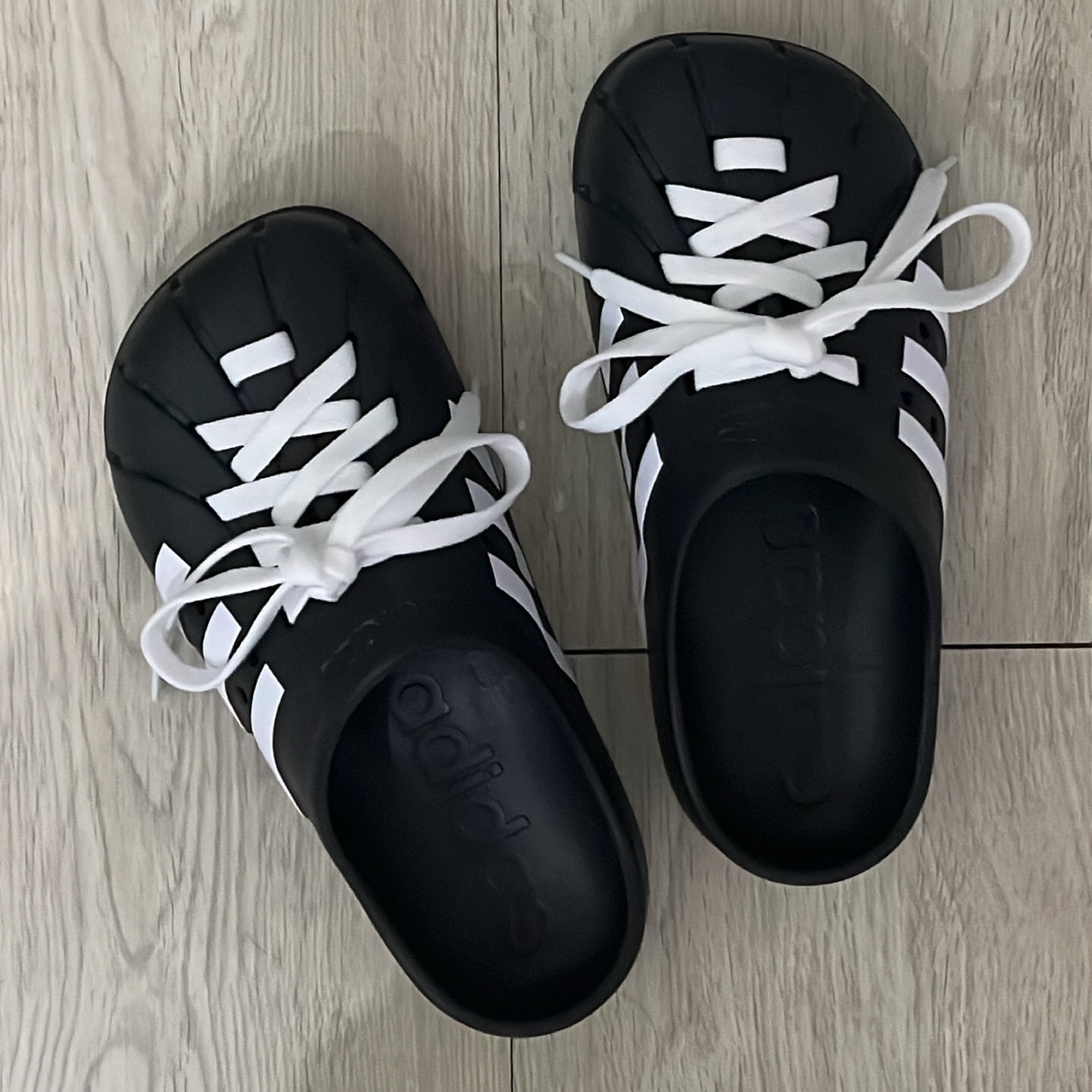 Adidas Adilette Clog Black White 착용 스타일