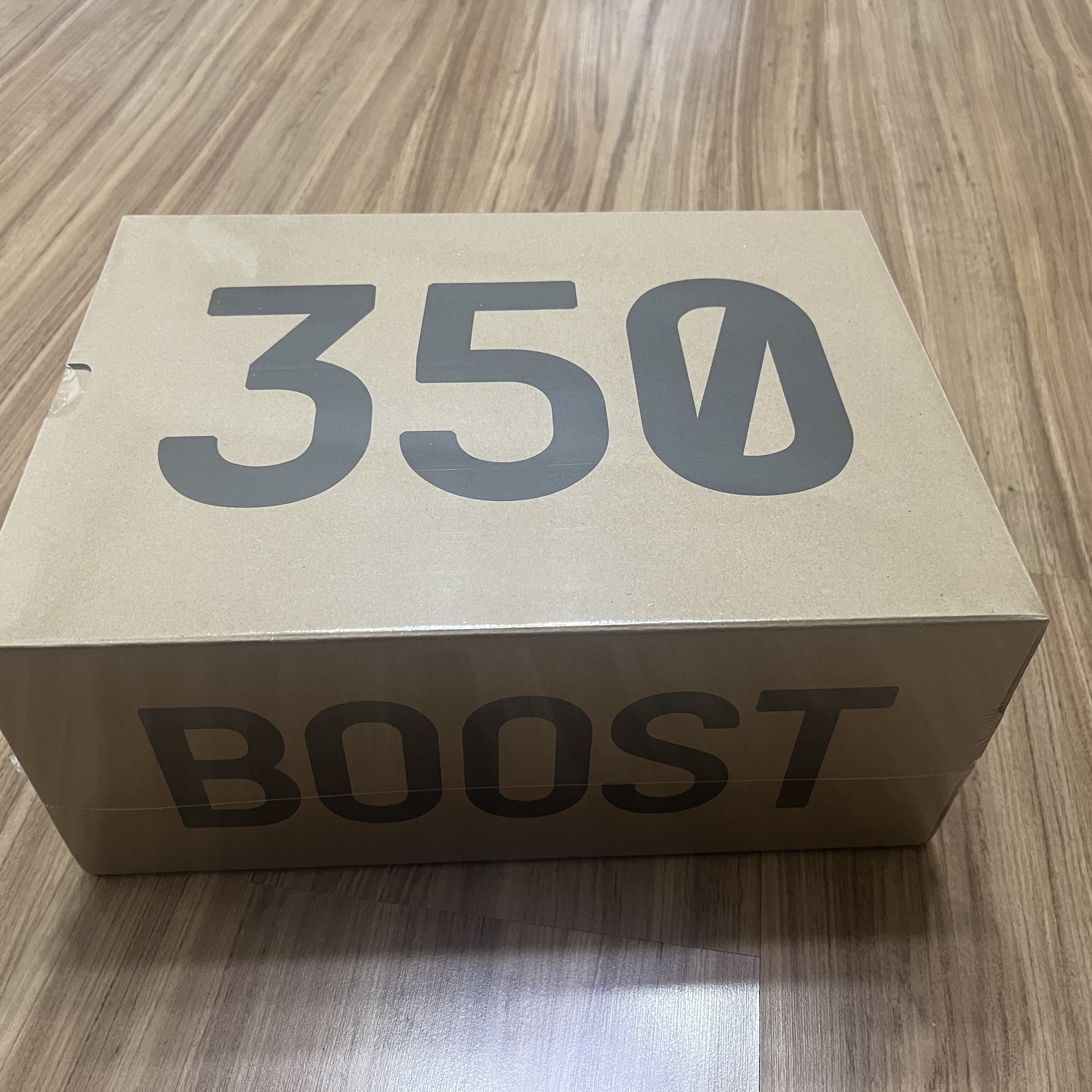 Adidas Yeezy Boost 350 V2 Black Red 2020 착용 스타일 - 2