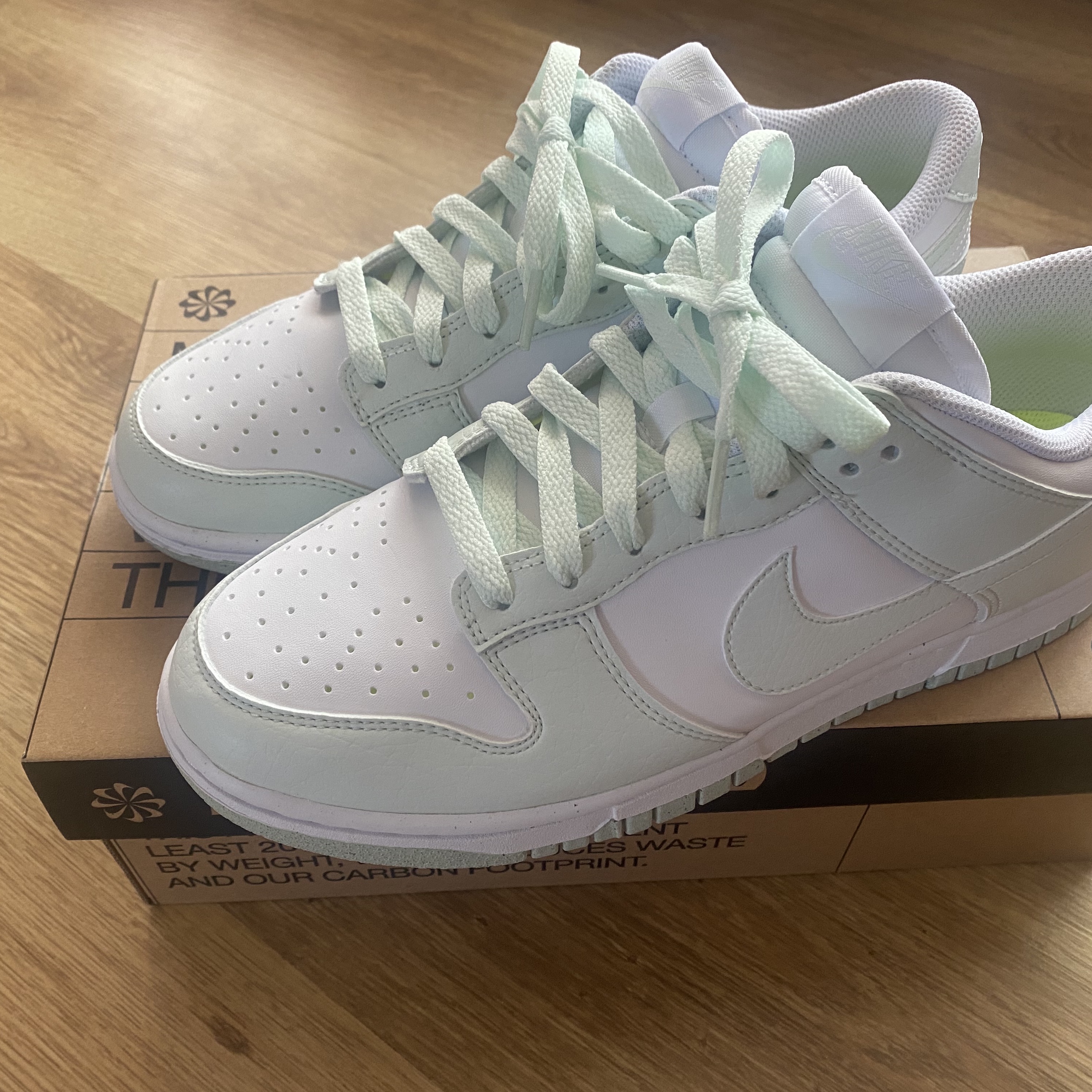 (W) Nike Dunk Low Next Nature Barely Green and White 착용 스타일 - 1