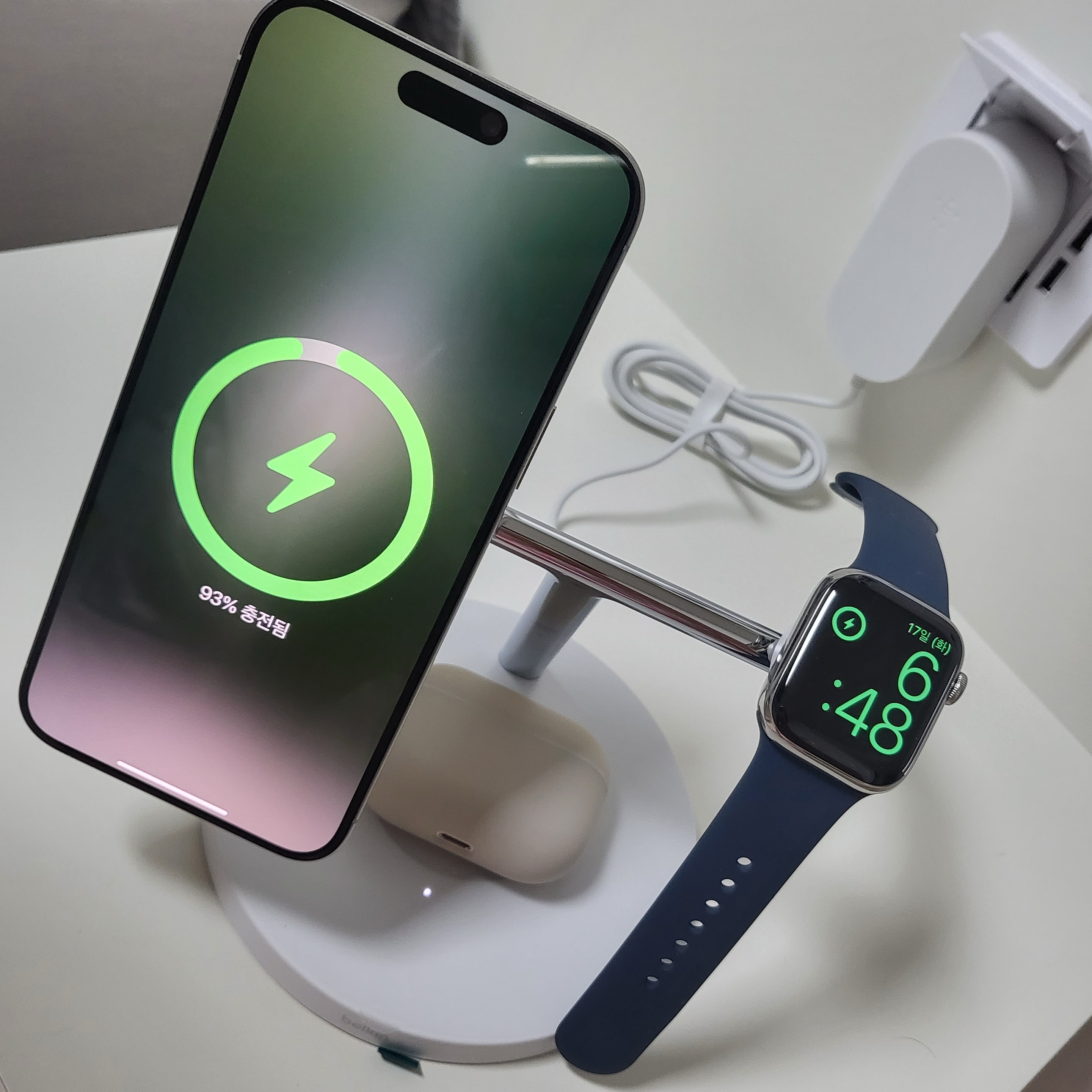 Belkin 3-in-1 MagSafe 15W Wireless Charging Stand WIZ017kr White 착용 스타일
