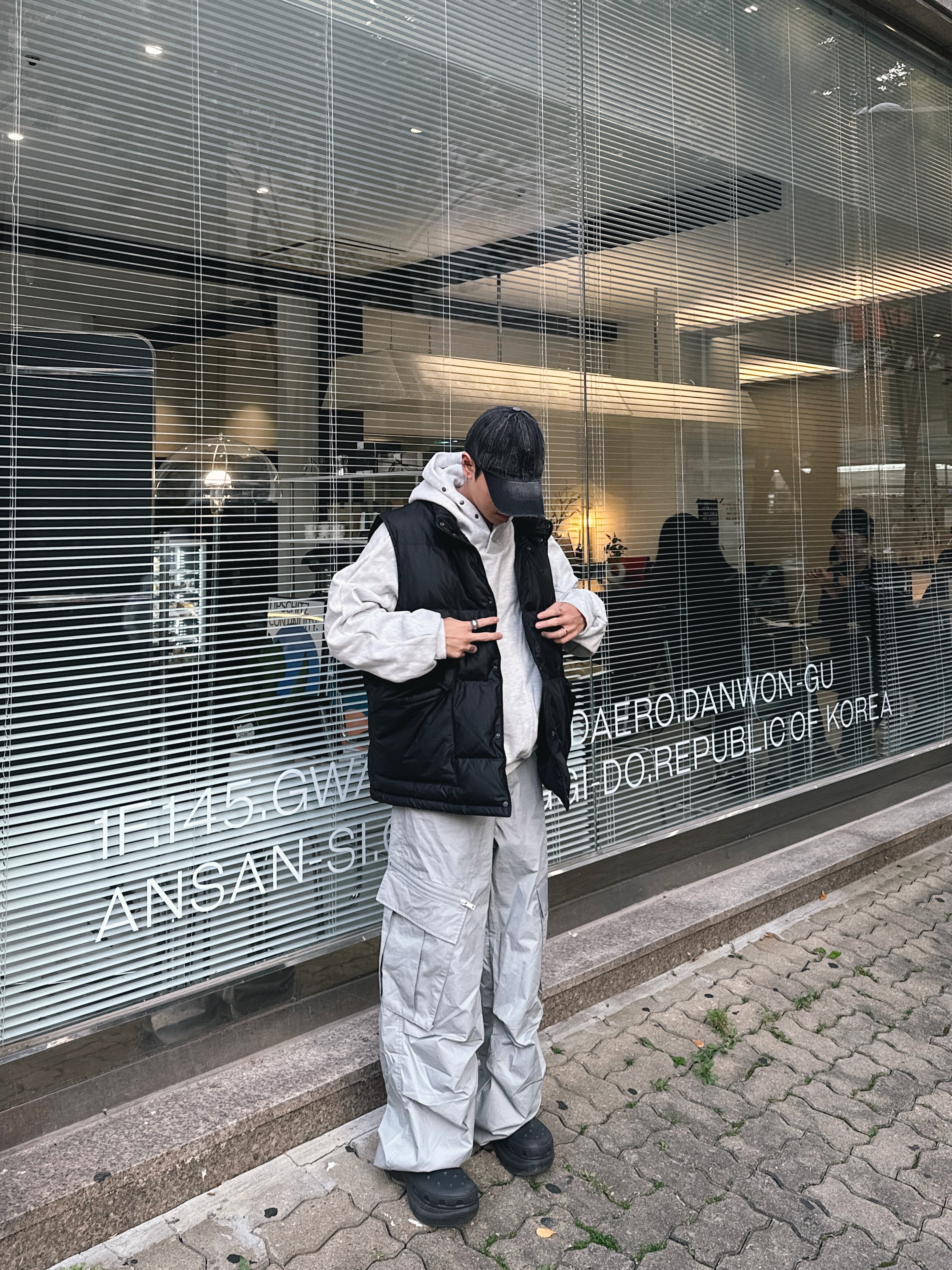 Grailz Artisanal Technical Zip Pants Ivory, (W) Balenciaga x Crocs Mule Black 착용 스타일 - 4