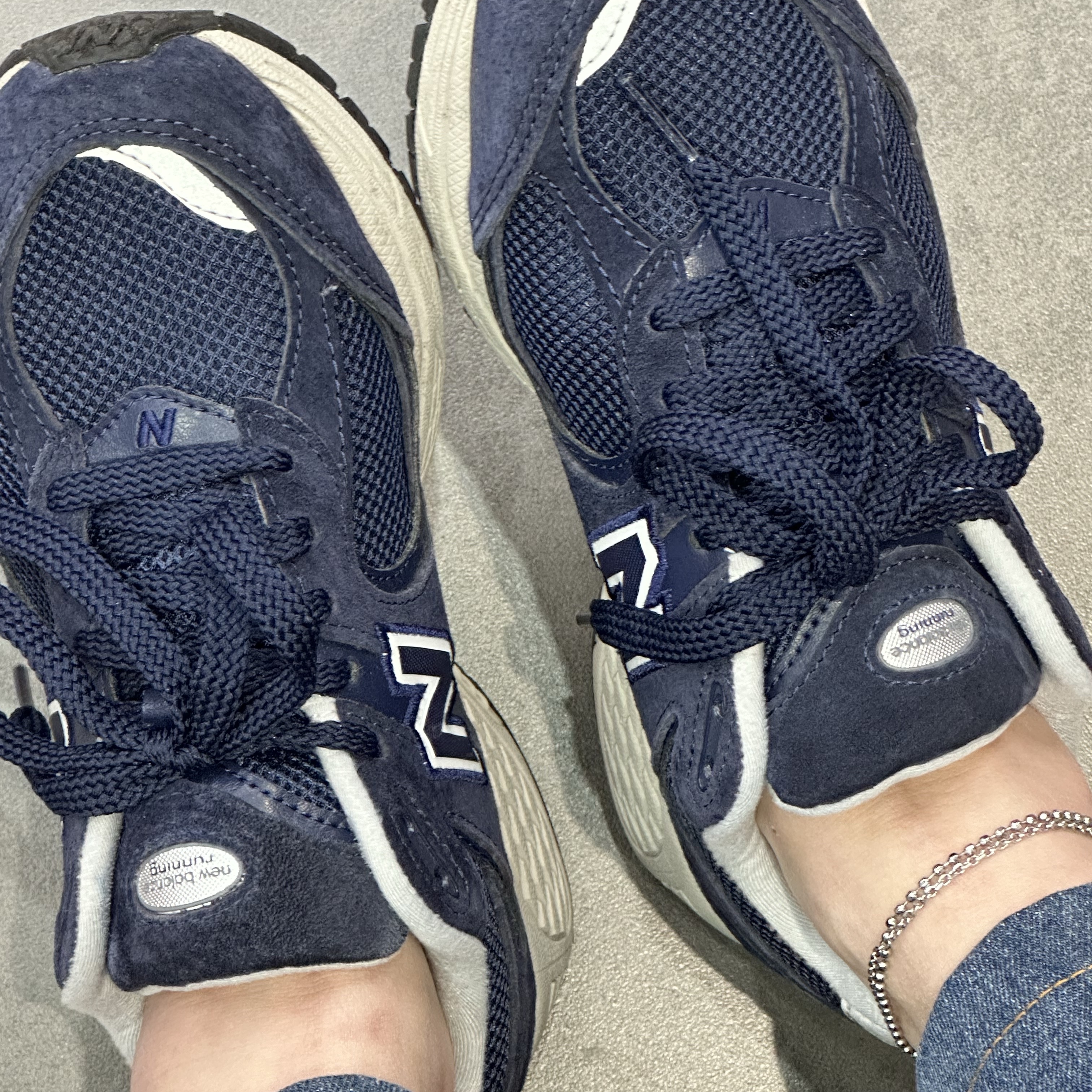 New Balance 2002R Navy 착용 스타일
