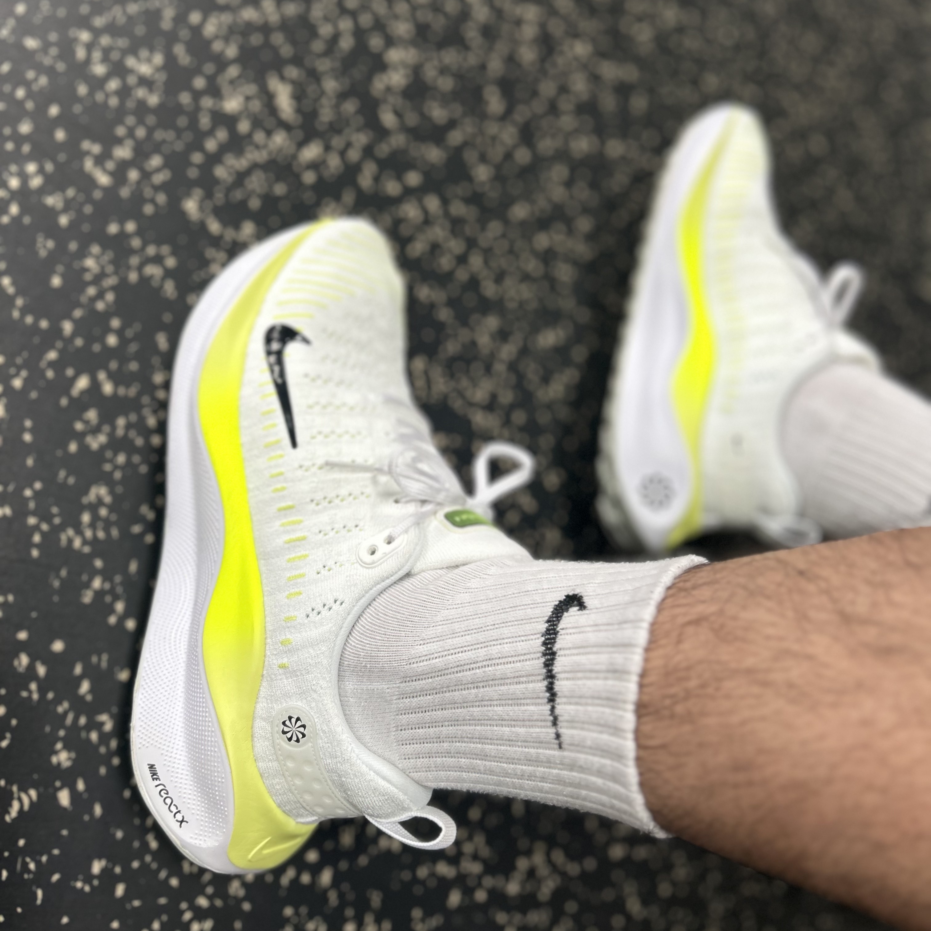 Nike ReactX Infinity Run 4 White Light Lemon Twist 착용 스타일 - 1