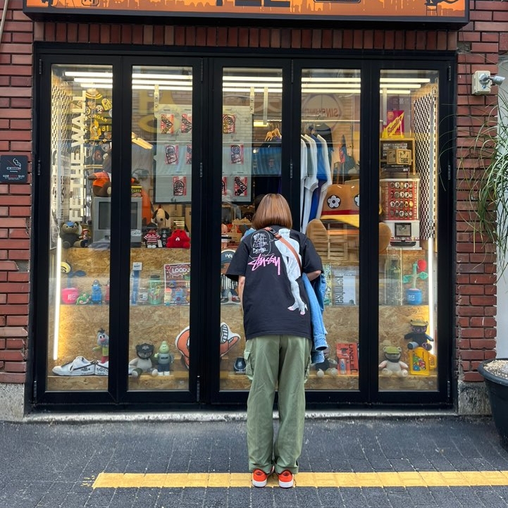 (W) Jordan 1 Low OG Starfish, Stussy Skate Tough T-Shirt Black 착용 스타일 - 2