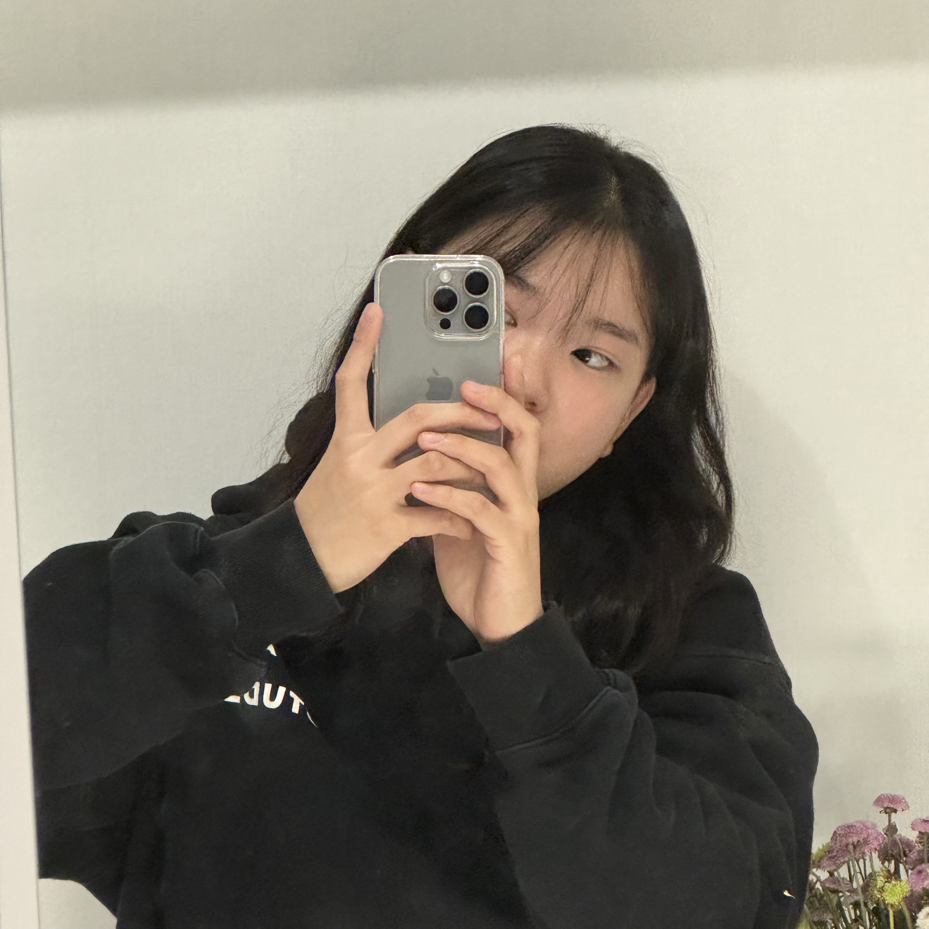 IAB Studio Hoodie Black White 착용 스타일