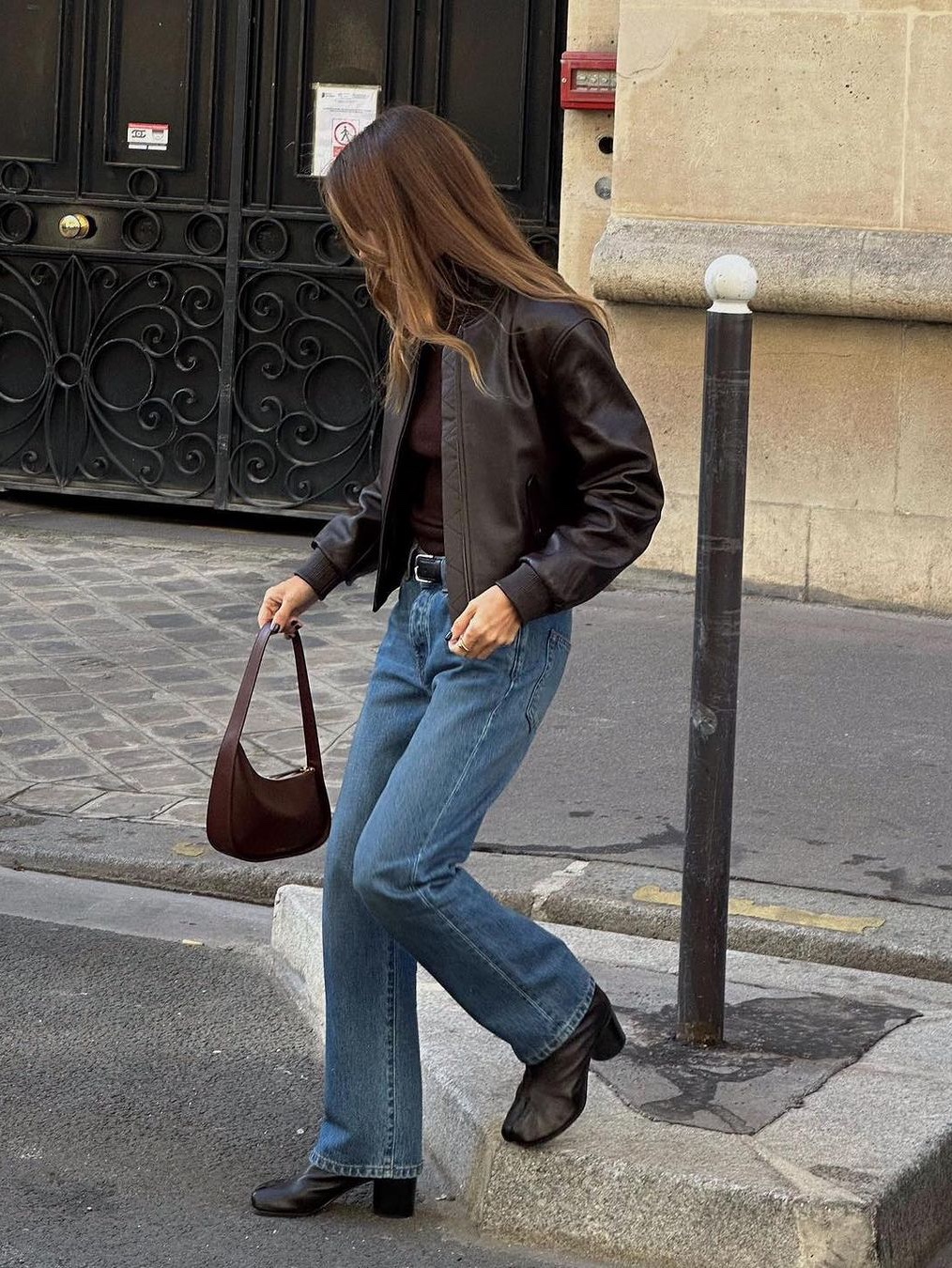 The Row Half Moon Bag in Smooth Calfskin Leather Black, The Row Half Moon Bag in Smooth Calfskin Leather Ivory 착용 스타일 - 4