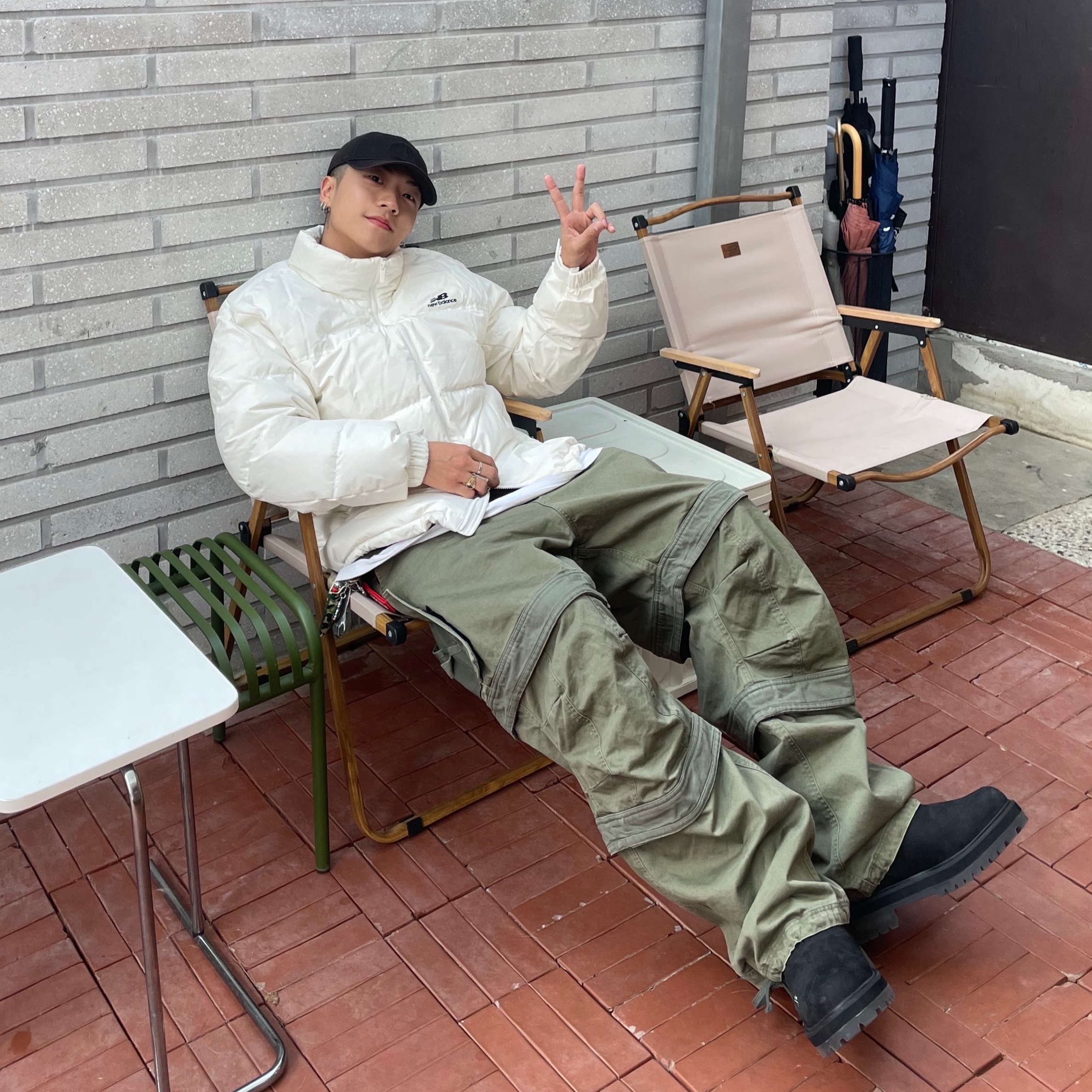 Farfromwhat Far Layered Work Pants Olive, New Era x Murakami Takashi Ohana Unstructured Cap Black 착용 스타일