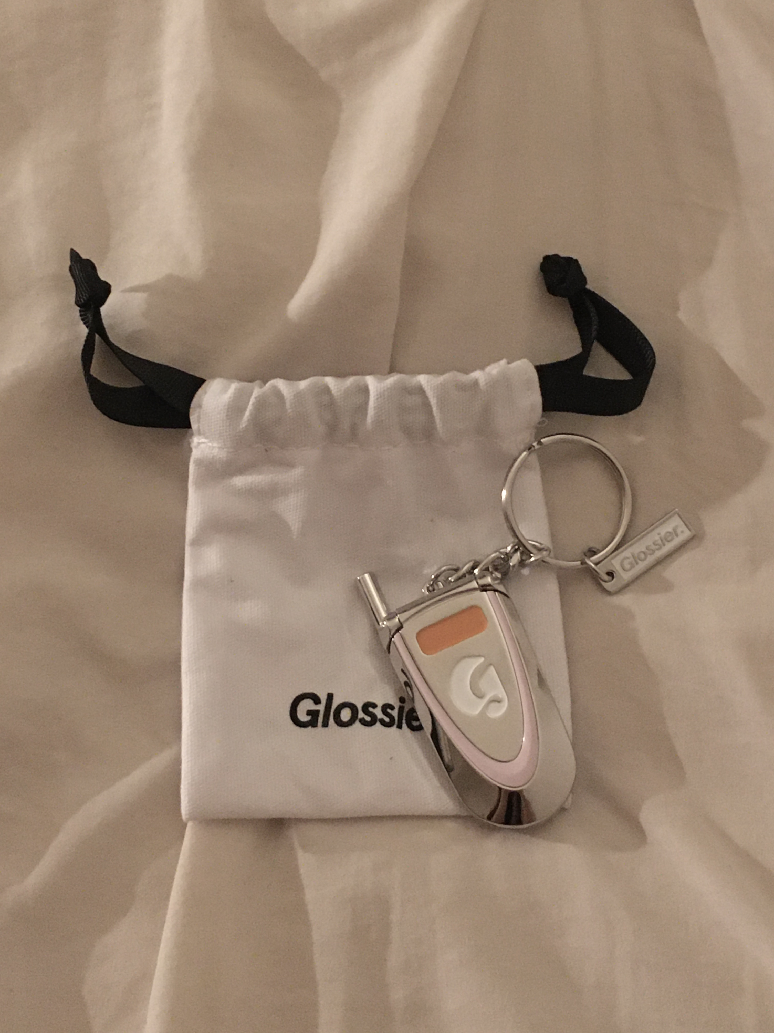 Glossier Cell Phone Keychain - LA Exclusive 착용 스타일
