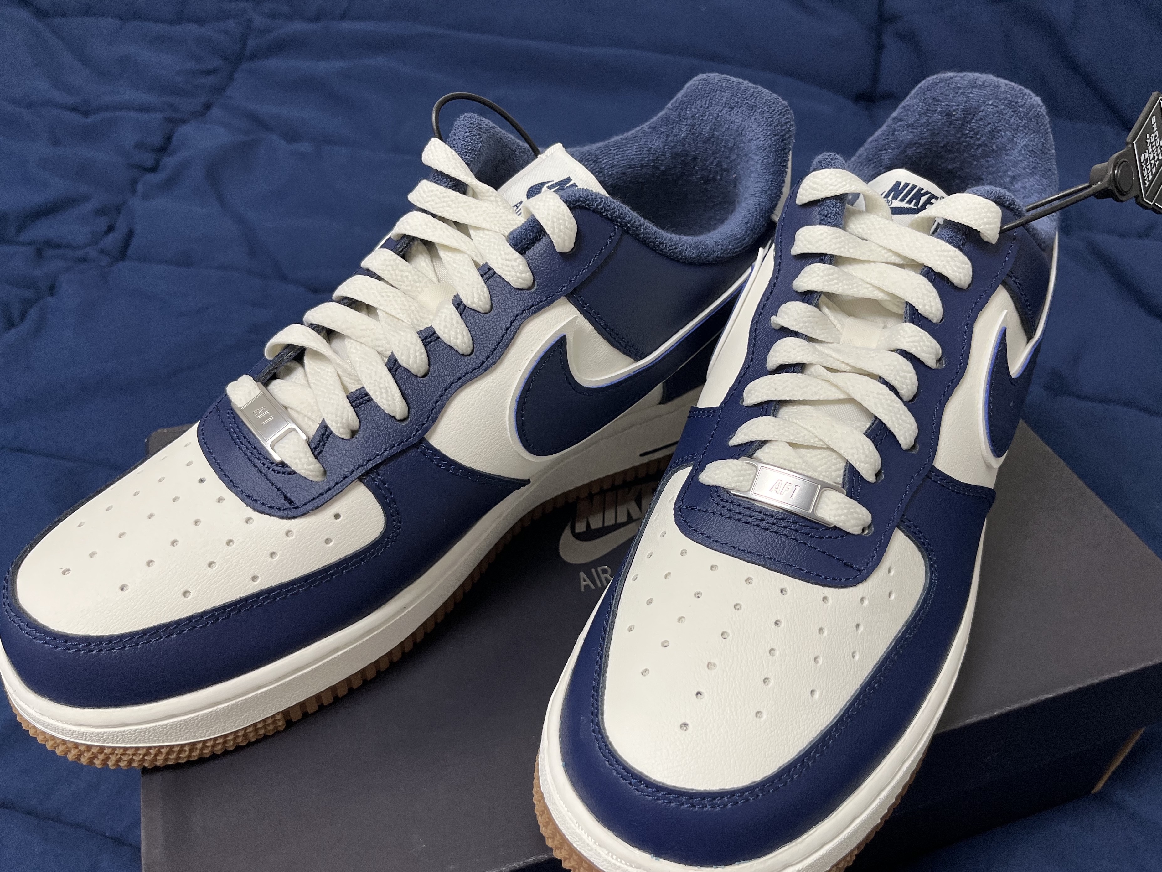 Nike Air Force 1 '07 LV8 Midnight Navy 착용 스타일 - 3
