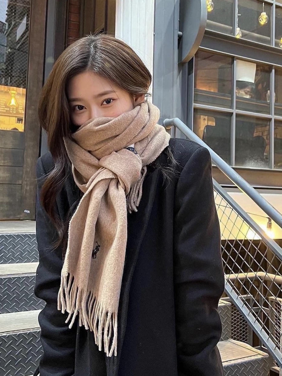 Acne Studios Narrow Wool Fringe Muffler Rose Melange, Acne Studios Narrow Wool Fringe Muffler Oatmeal Melange 착용 스타일 - 9