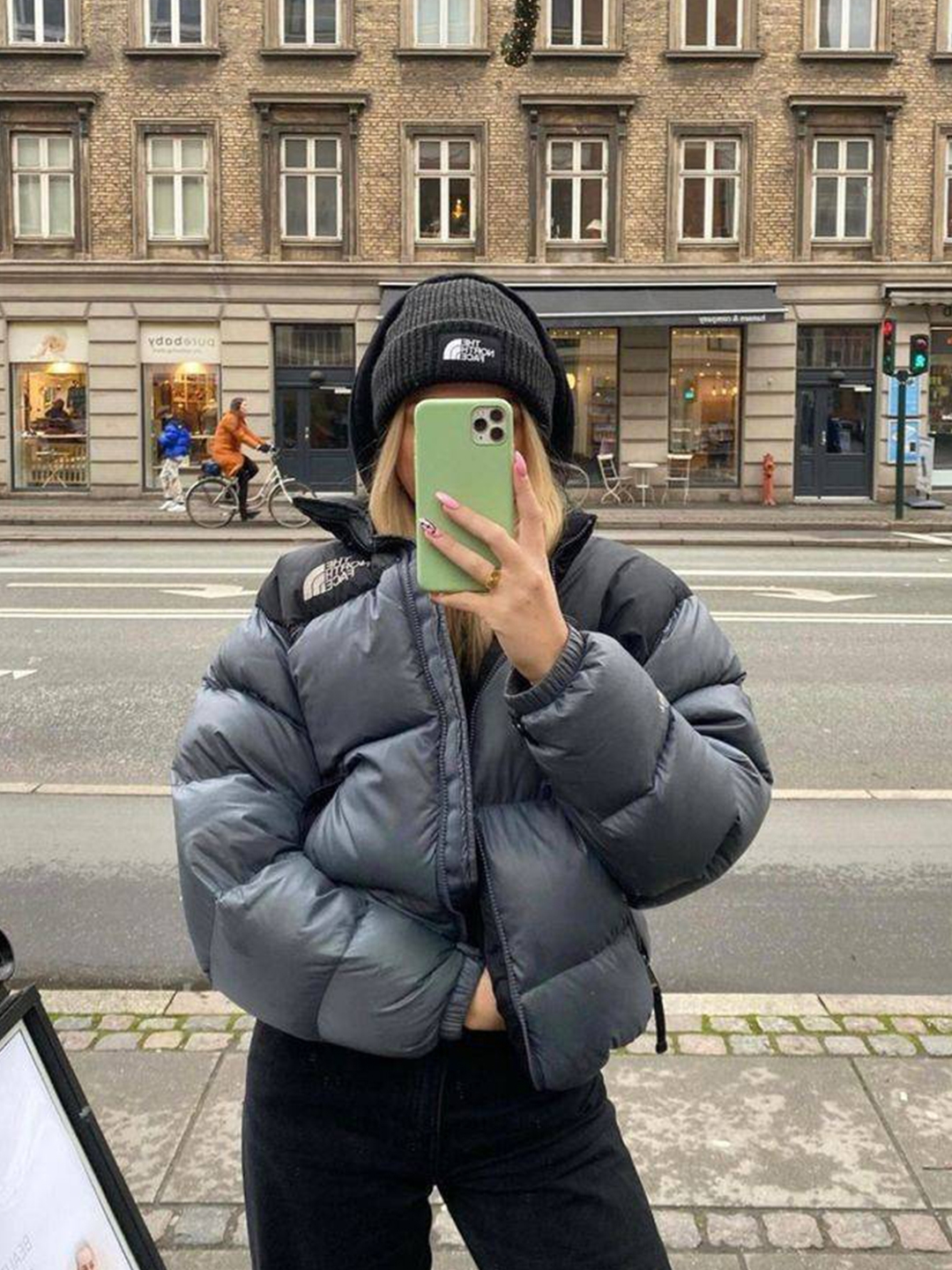(W) Hunter Intrepid Insulated Short Snow Boots Black, Prada Re-Nylon Padded Bucket Hat Black 착용 스타일 - 5