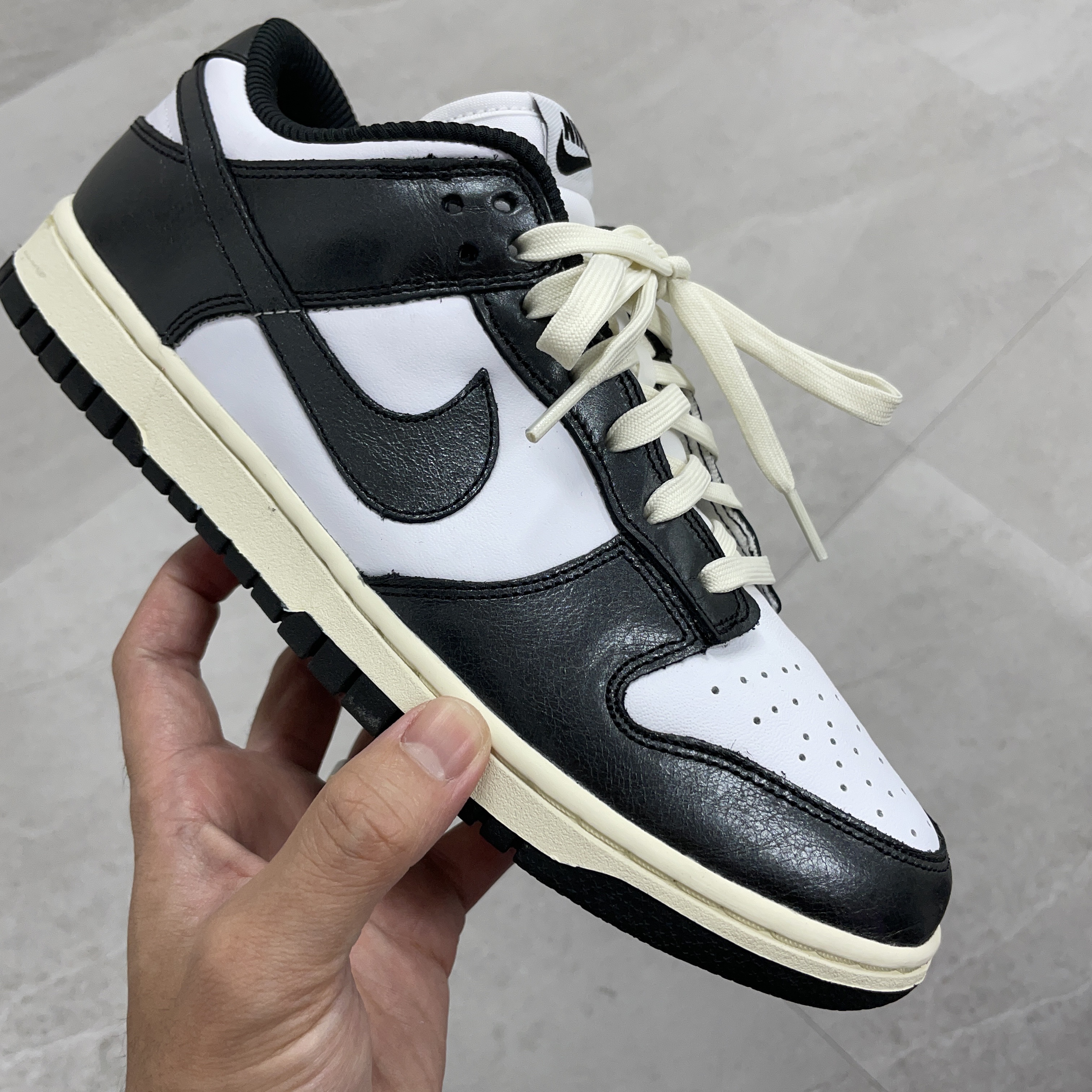 (W) Nike Dunk Low Vintage Black and White 착용 스타일 - 2