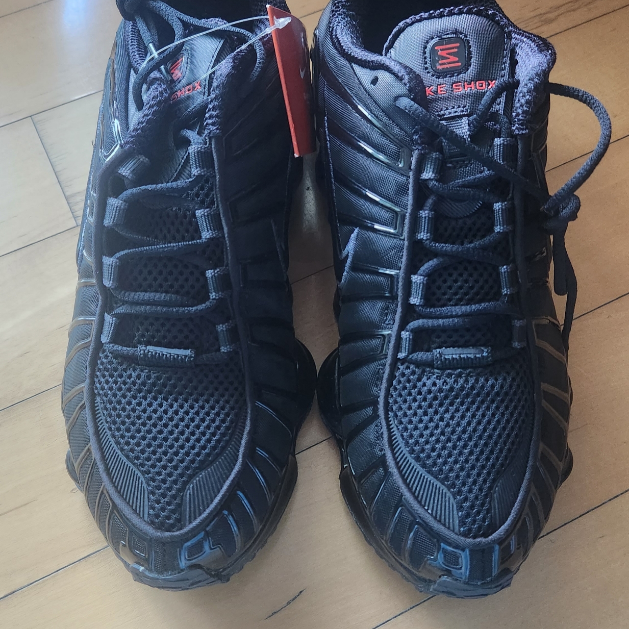 (W) Nike Shox TL Black and Max Orange 착용 스타일 - 2
