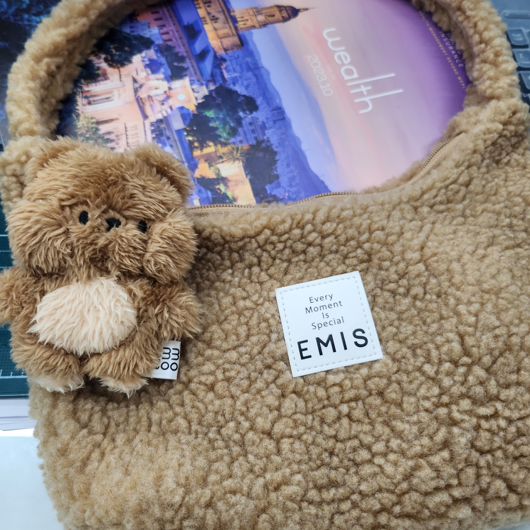Emis Boucle Hobo Bag Beige 착용 스타일 - 1