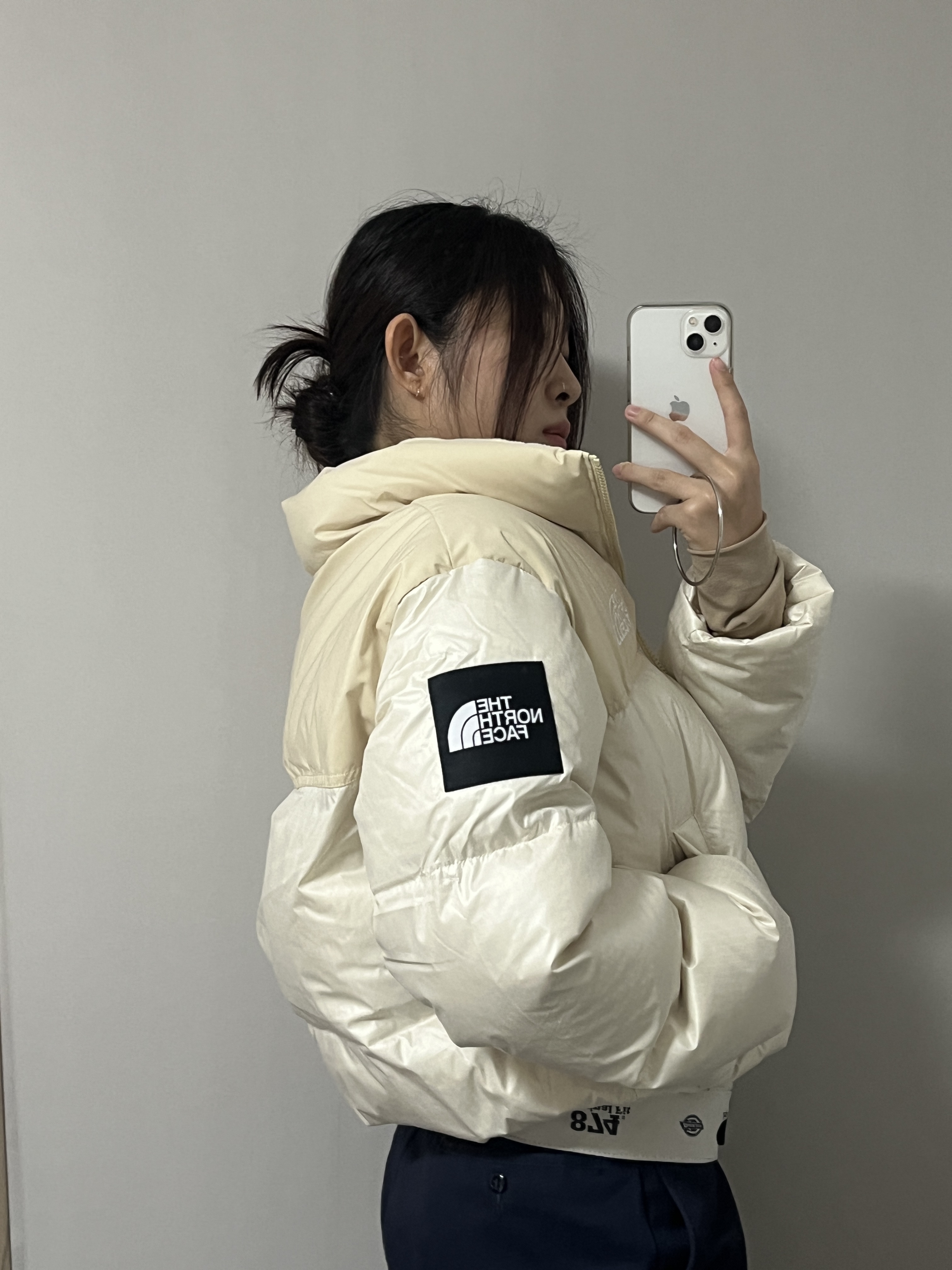 (W) The North Face White Label Novelty Nuptse Down Jacket Cream 착용 스타일 - 2