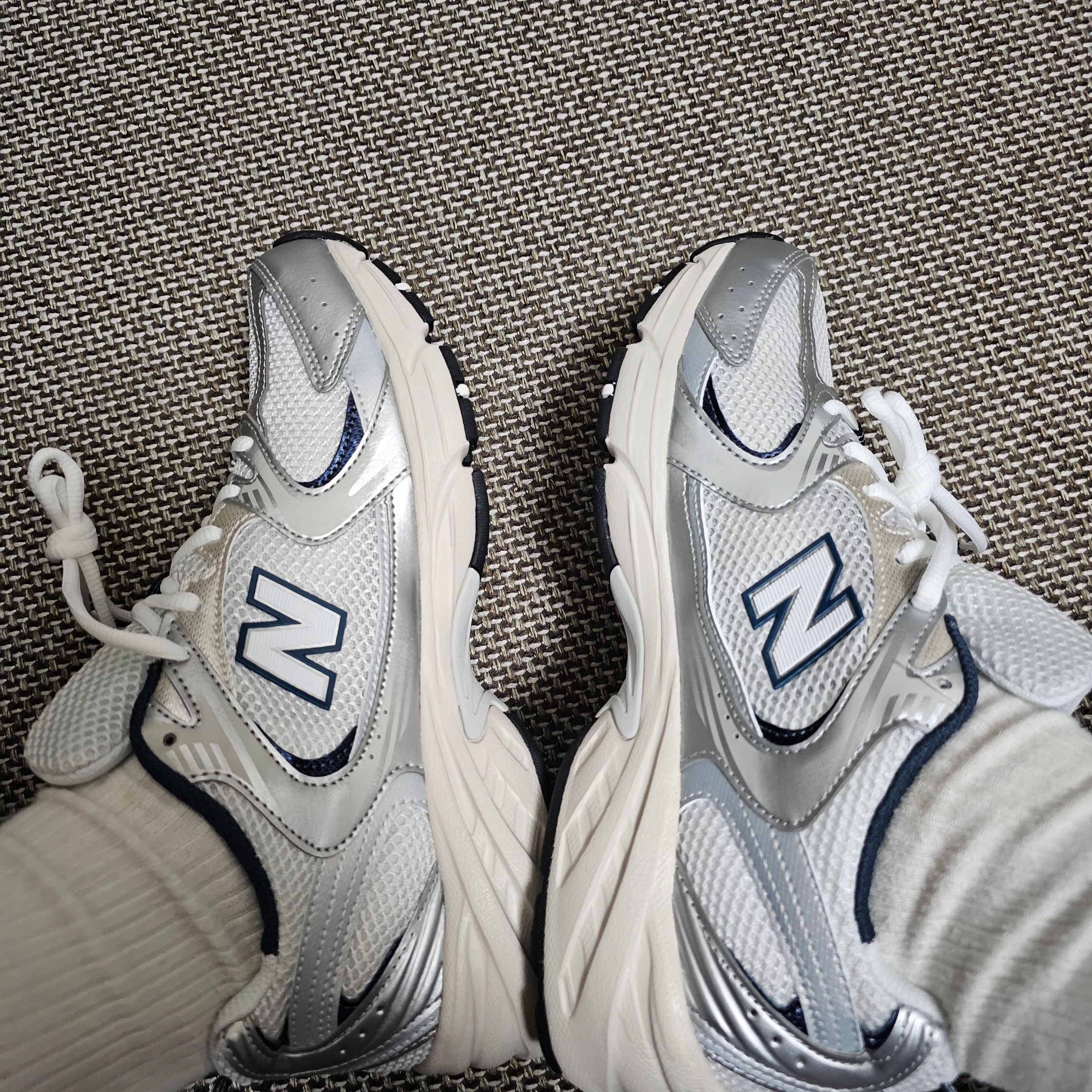 New Balance 530 Steel Grey 착용 스타일