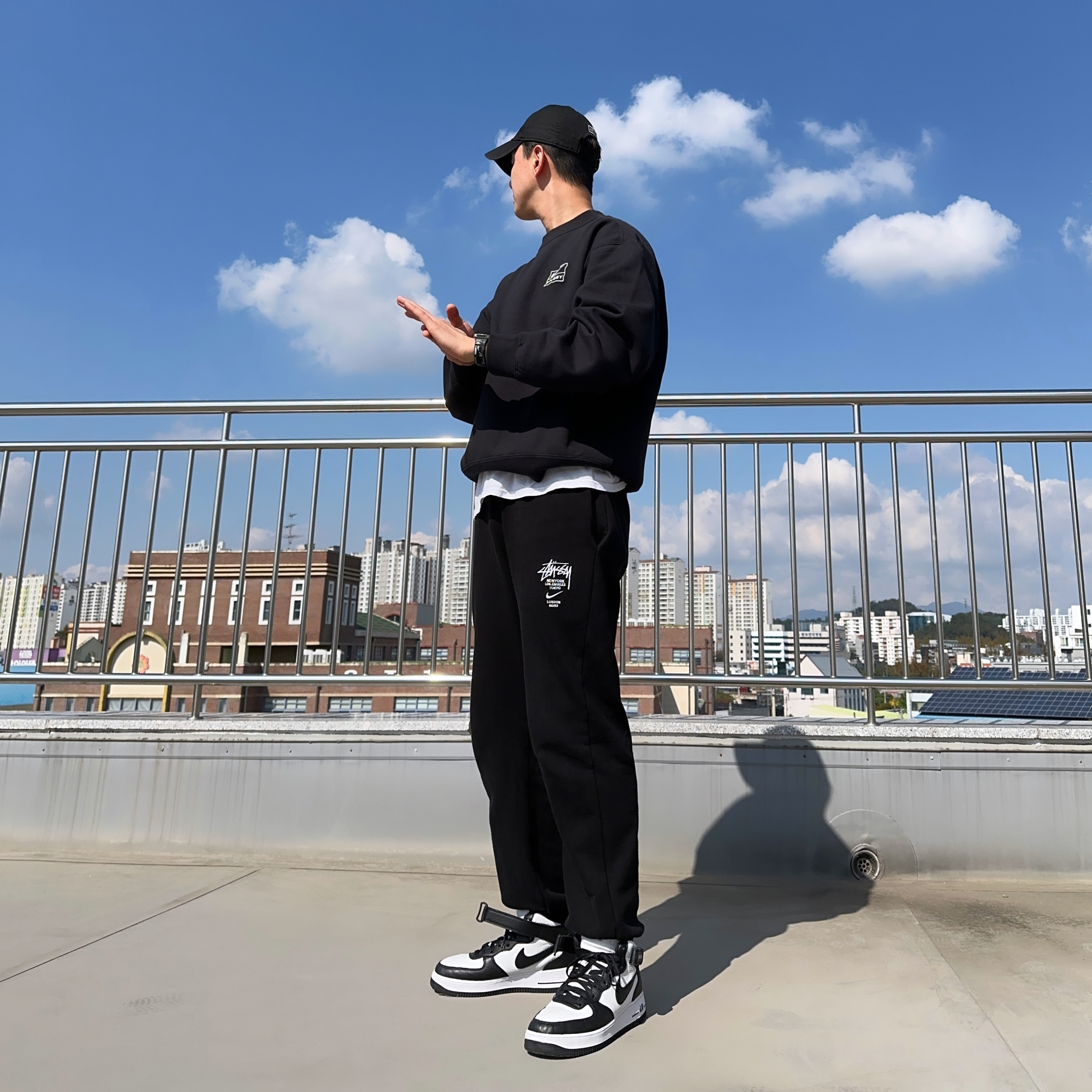 Nike x Stussy NRG Washed Fleece Crewneck Black (DO5310-010), Nike x Stussy NRG RA Washed Fleece Pants Black (DN4030-010) 착용 스타일