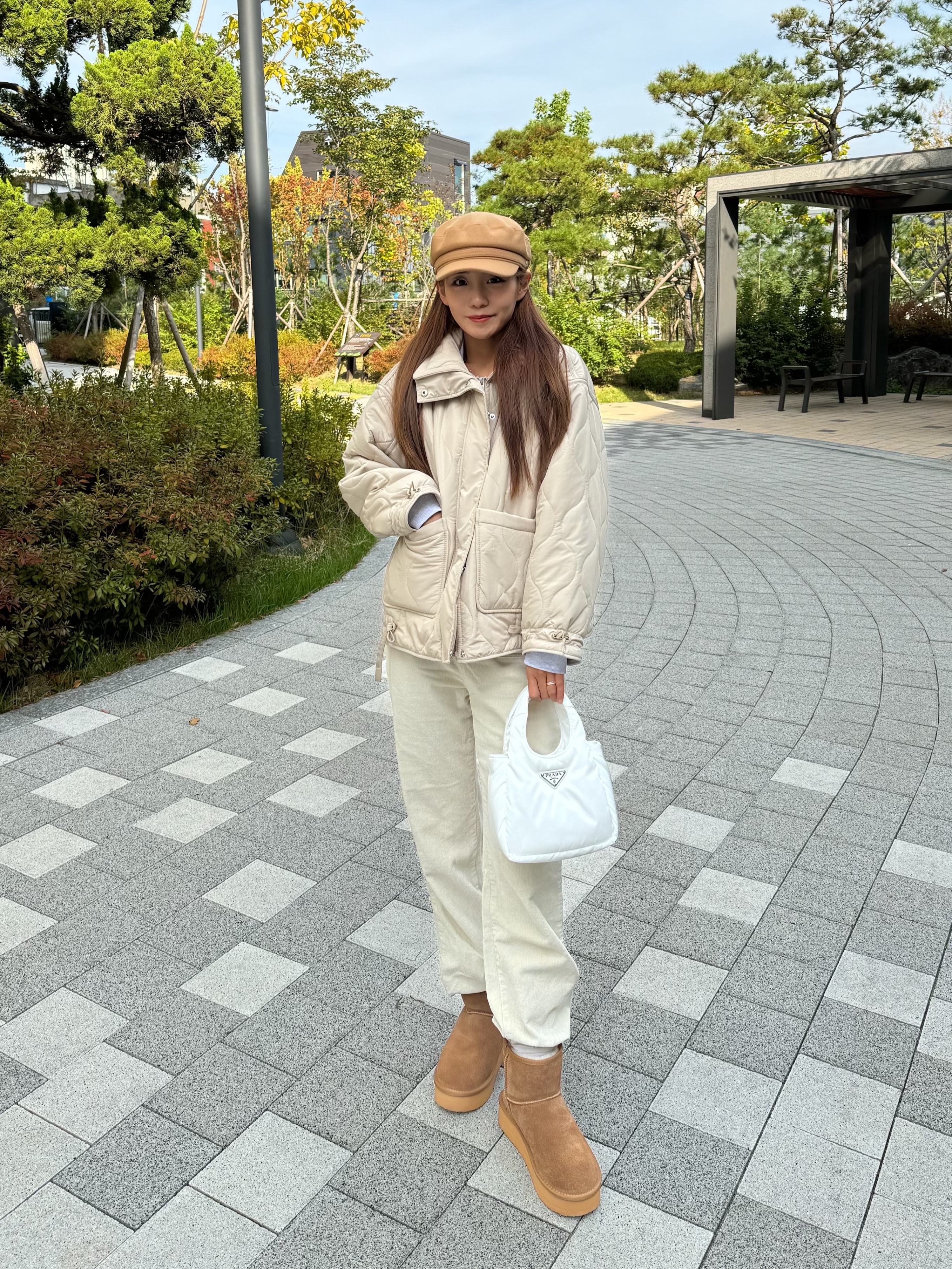 Prada Soft Padded Re-Nylon Mini Bag White 착용 스타일 - 1