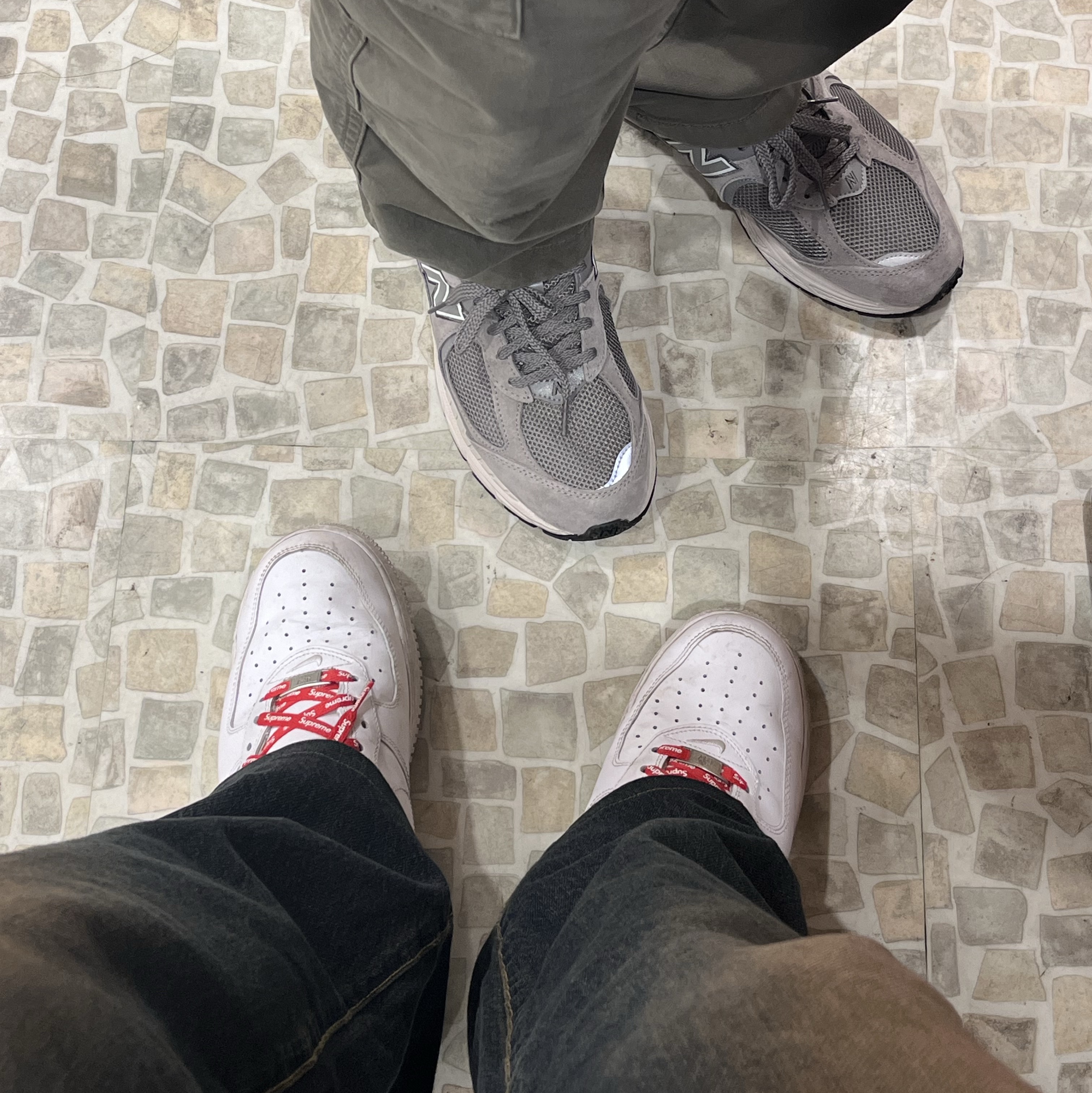 Nike x Supreme Air Force 1 Low White, New Balance 2002R Grey 착용 스타일