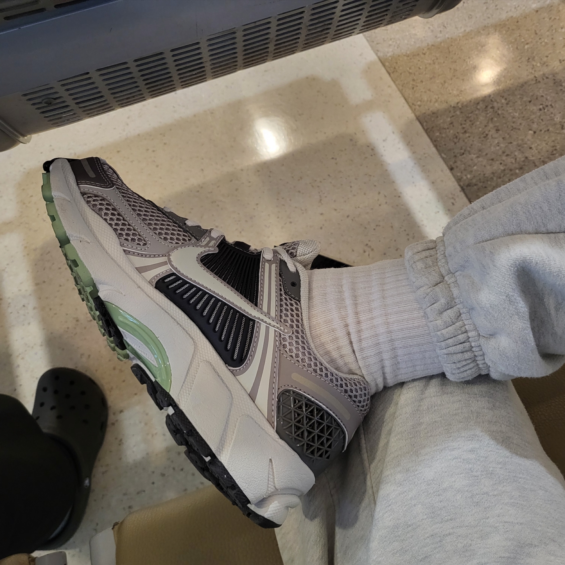 (W) Nike Zoom Vomero 5 Cobblestone and Flat Pewter 착용 스타일