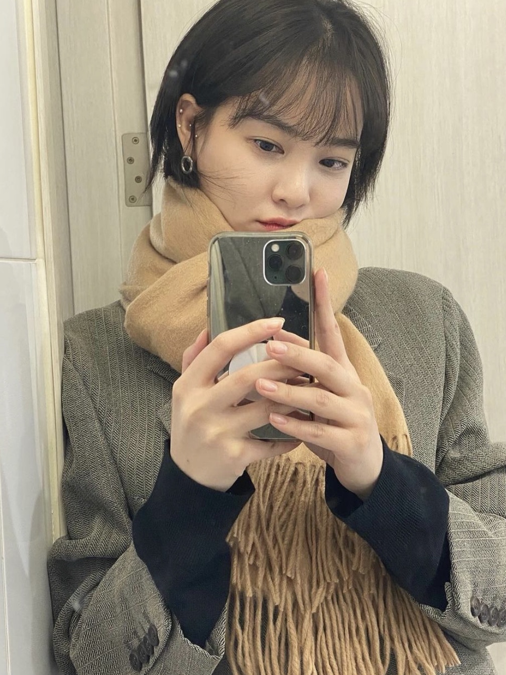 Acne Studios Narrow Wool Fringe Muffler Rose Melange, Acne Studios Narrow Wool Fringe Muffler Oatmeal Melange 착용 스타일 - 3