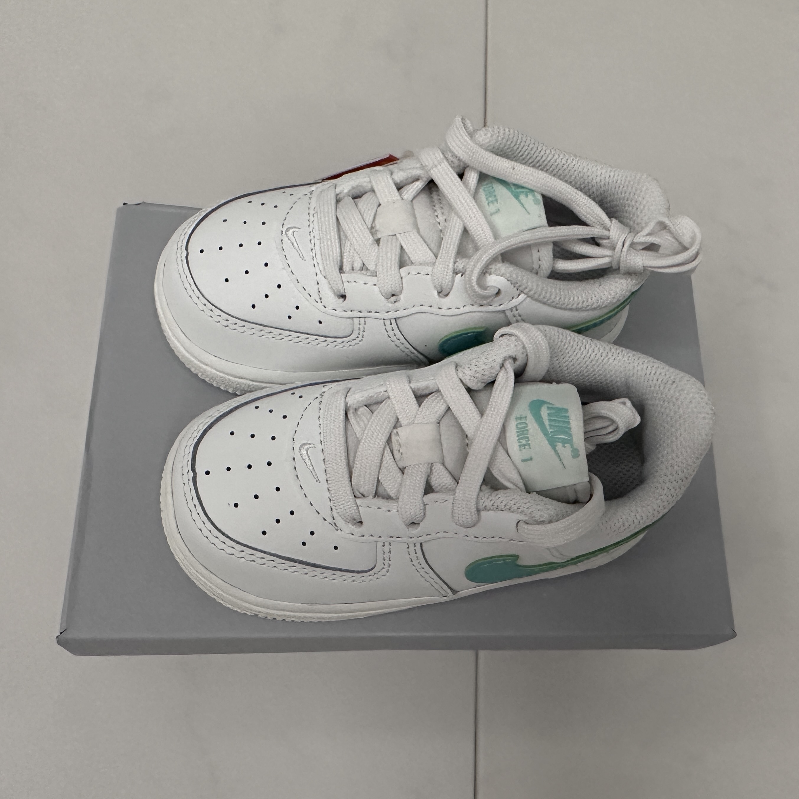 (GS) Nike Air Force 1 Summit White Emerald Rise 착용 스타일 - 2