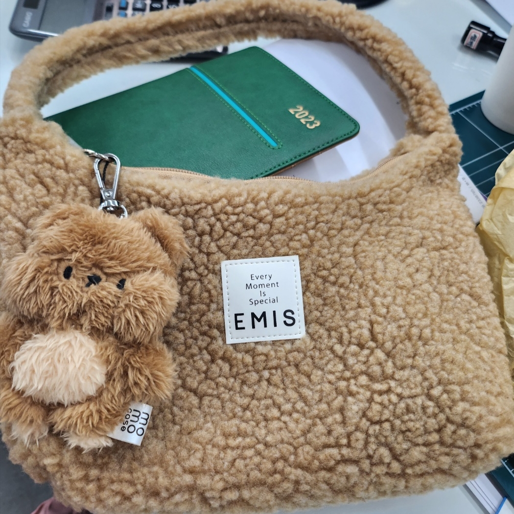 Emis Boucle Hobo Bag Beige 착용 스타일 - 2