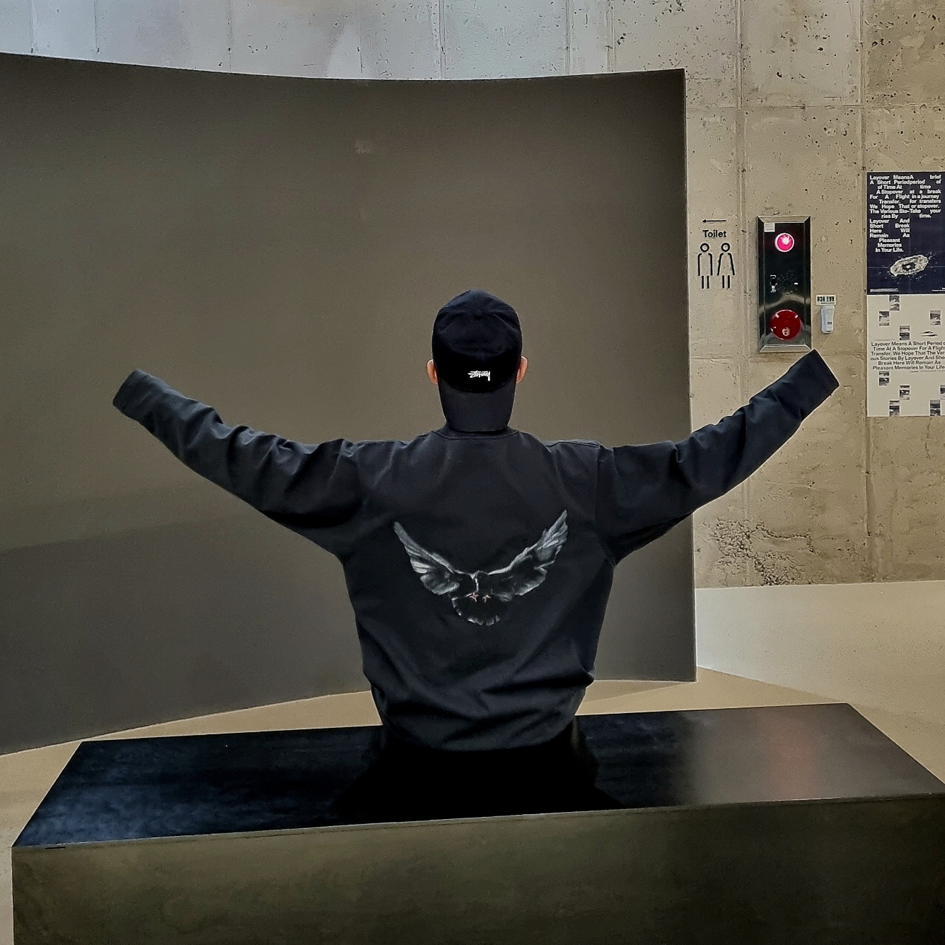 Yeezy Gap Engineered By Balenciaga Dove Long Sleeve T-Shirt Black 착용 스타일